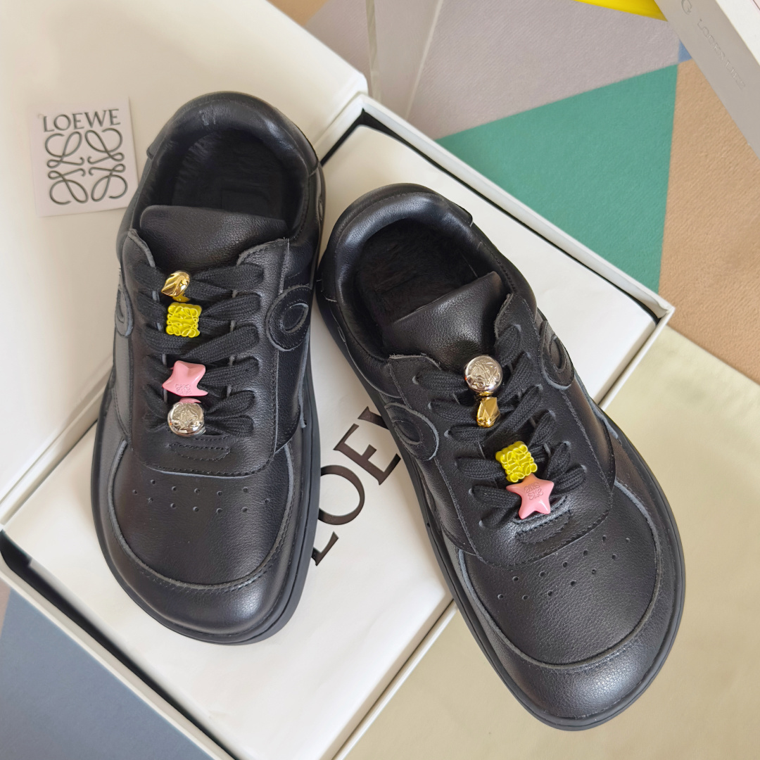 NO:490987,Top version of couples buckle LOEWE Jambo series couples casual sneakers original purchase and development Made this Jambo sneakers with their asymmetric toe design and sculptural silhouette, presenting a new look of sports shoes. Exquisite packaging for delivery counter. Original custom imported toe layer cowhide. Inner original imported breathable net. Sole original open mold-proof rubber material. Sole thickness 2.5CM Size: women's 35-40 / men's 39-45, casual shoes/sports shoes, loewe, loewe, sneakers, cowhide19860909顶级版本情侣款饰扣 LOEWE 罗意威Jambo系列 情侣款 休闲 运动鞋 原版购入开发 做货 这款Jambo运动鞋以其不对称鞋头设计和雕塑感廓形,呈现运动鞋履全新风貌 配送专柜精美包装 面料原版定制进口头层牛皮 内里原版进口透气网里 鞋底原版开模防滑橡胶材质 底厚2.5CM Size:女款35-40 / 男款39-45,休闲鞋/运动鞋,loewe,loewe,sneakers,cowhide,Women's Shoes