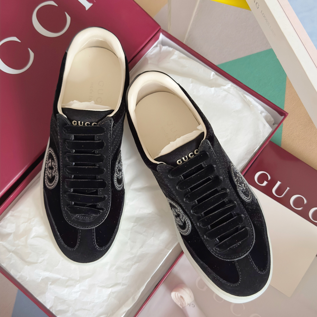 NO:491756,Top version of couple model Gucci G75 series Couple model Velvet Casual Sports Shoes Deshuang Shoes Original purchase and development Made this sneaker is made of soft velvet and GG nylon, showing exquisite style and modern charm. The classic interlocking double G logo modifies the simple silhouette, revealing elegant charm, and adding exquisite texture to the overall design. Exquisite packaging of the delivery counter. Original custom imported top layer cowhide inner original imported breathable net. Sole original open mold-proof TPU material. Sole thickness 2.5CM Size: women's 35-40 / men's 39-45, casual shoes/sports shoes, gucci, gucci, sneakers, cowhide19860909顶级版本情侣款 Gucci古驰G75 系列 情侣款 天鹅绒 休闲 运动鞋 德训鞋 原版购入开发 做货 这款运动鞋以柔滑天鹅绒和GG尼龙匠心打造,彰显精致格调与现代魅力.经典互扣式双G标识修饰简约廓形,显露优雅气韵,为整体设计增添精致质感 配送专柜精美包装 面料原版定制进口头层牛皮 内里原版进口透气网里 鞋底原版开模防滑TPU材质 底厚2.5CM Size:女款35-40 / 男款39-45,休闲鞋/运动鞋,gucci,gucci,sneakers,cowhide,Women's Shoes