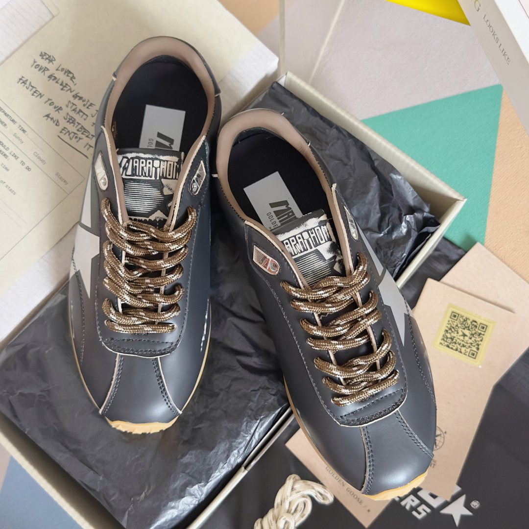 NO:498233,Top version of women's GGDB latest Marathon Speed ​​Marathon series retro old thin sole casual sports shoes The design inspiration was from the American track and field style of the golden age of the 1970s. Based on the original Marathon series shoe shape of the brand, it was renovated and interpreted into more exquisite and lighter thin sole shoes, injecting competitive spirit into retro handmade aesthetics. The delivery counter is exquisitely packaged. Fabric: original custom imported top layer cowhide inner lid: original custom breathable net outsole: original open mold-unslip rubber material Sole thickness: 2CM Size: women's 35-40, casual shoes/sports shoes, sneakers, cowhide, gold19860909顶级版本女款 GGDB 最新Marathon Speed 马拉松 系列 复古 做旧 薄底 休闲 运动鞋 设计灵感源自1970年代黄金时期的美式田径风尚,在品牌原有Marathon 系列鞋型基础上,焕新演绎成更为精巧轻盈的薄底鞋履,将竞技精神注入复古手工美学 配送专柜精美包装 面料: 原版定制进口头层牛皮 内里: 原版定制透气网里 大底: 原版开模防滑橡胶材质 底厚: 2CM Size: 女款35-40,休闲鞋/运动鞋,sneakers,cowhide,gold,Women's Shoes