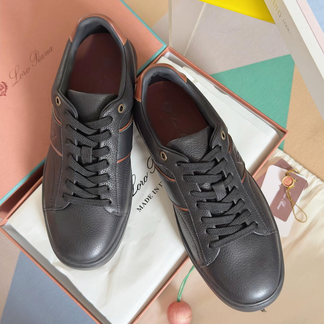 NO:498221,Top version men's Loro Piana Newport Walk series LP thick sole casual sports shoes white shoes This casual shoe is made of light and wrinkle-proof Wind elastic microfiber fabric, treated by Storm System, waterproof and windproof. The suede insert on the upper and slightly padded nylon fabric trim on the inside to highlight the sporty style. The light sole adds a line of modernity to the shoes. The delivery counter is exquisitely packaged. Fabric: Original custom imported top layer cowhide Inner: Original custom soft sheepskin lining Outsole: Original open mold anti-slip TPU material Sole thickness: 3.5CM size: Men's 39-45 (46 customization, casual shoes/sports shoes, loro pigana, loro  piana, sneakers, cowhide, sheepskin19860909顶级版本男款 Loro Piana 诺悠翩雅Newport Walk系列 LP 厚底 休闲 运动鞋 小白鞋 这款休闲鞋采用轻盈防皱的 Wind 弹力微纤维面料,经过 Storm System 处理,防水防风.鞋面绒面革嵌片和内侧略微加垫锦纶面料饰边,突显运动风范.轻盈的鞋底则更为鞋子添增了一线现代感 配送专柜精美包装 面料: 原版定制进口头层牛皮 内里: 原版定制柔软羊皮里 大底: 原版开模防滑TPU材质 底厚: 3.5CM size: 男款39-45（46定制,休闲鞋/运动鞋,loro piana,loro piana,sneakers,cowhide,sheepskin,Women's Shoes