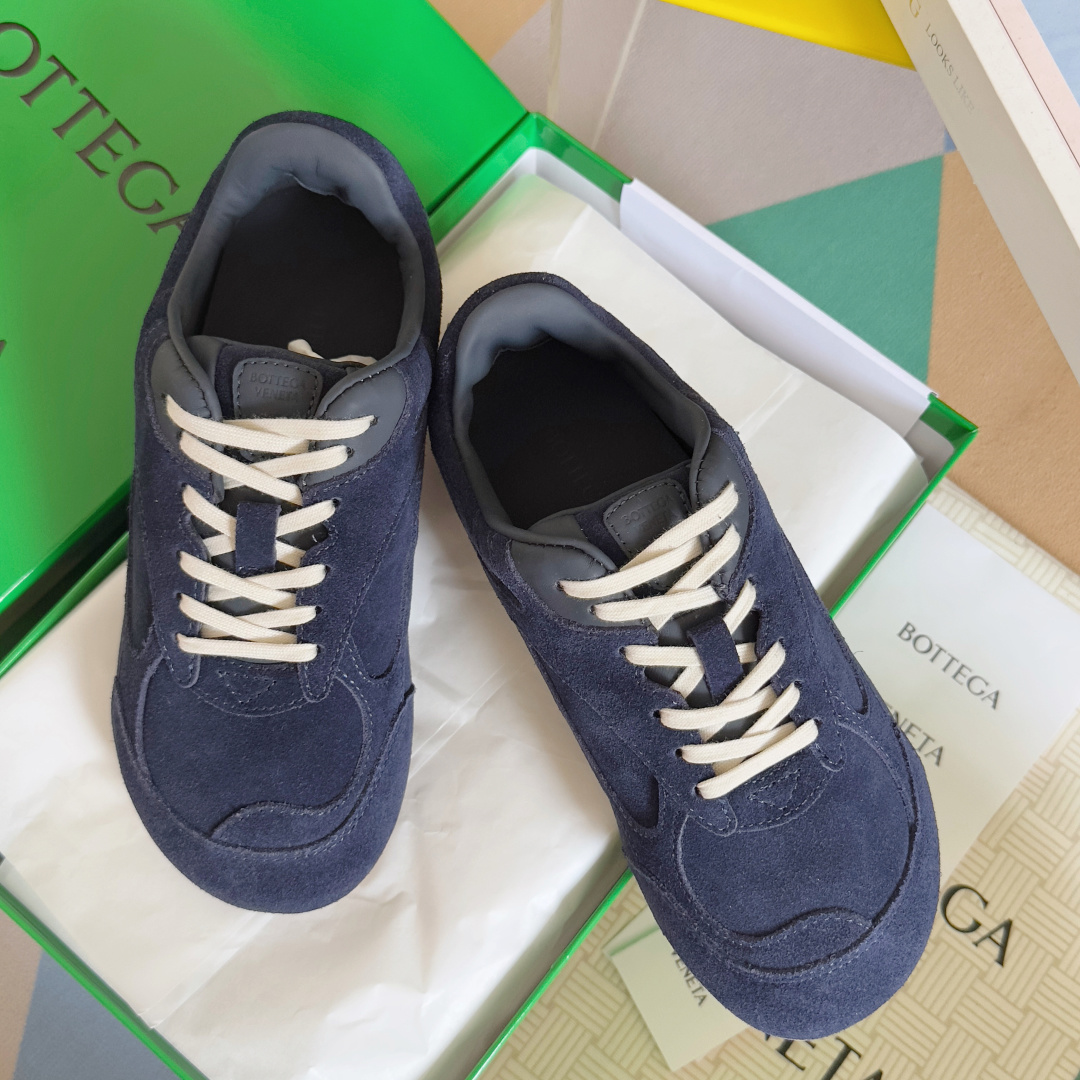 NO:535415,Top version of couples Bottega Veneta Bottega Veneta BV latest Orbit Flash series Couple models Retro Ballet Casual Sports Shoes Running Forrest Gump Shoes Original purchase and development Make products Bottega Veneta launches a new neutral sneaker Orbit series Inspired by the free and casual retro style of the 1990s. While ensuring casual comfort, there is no shortage of fine styling design, which brings a new interpretation with exquisite avant-garde design, paying tribute to the personality style in the collision of functions and silhouettes and creating a timeless styling style. Dynamics is one of the important design concepts of Matthieu Blazy. While wearing comfortably, you can also elegantly modify the foot lines, and you can also freely match pants or skirts, easily mastering a variety of daily styles. Delivery counter exquisite packaging Fabric:  Original custom-made top cowhide inner lid: imported soft sheepskin lid Sole: original mold-open anti-slip TPU material, thick sole 2CM Size: women's 35-40 / men's 39-45, casual shoes/sports shoes, bottega veneta, bottega veneta, bottega veneta, bottega veneta, bottega veneta, bottega veneta, bottega veneta, bottega veneta, bottega veneta, sneakers, skirts, cowhide, sheepskin19860909顶级版本情侣款 Bottega Veneta 葆蝶家BV最新款Orbit Flash系列 情侣款 复古 芭蕾舞 休闲 运动鞋 跑步 阿甘鞋 原版购入开发 做货 Bottega Veneta 以 90年代自由随性的复古风格为灵感,推出全新的中性运动鞋 Orbit 系列 在保证休闲舒适的同时,不乏造型设计的精细雕琢,以精致前卫的设计带来全新的演绎,在功能与廓形的碰撞中致敬个性风采、打造永不过时的造型风格.动态”是Matthieu Blazy 的重要设计理念之一.在穿着舒适的同时,还可以优雅修饰足部线条,更能自由搭配裤装或裙装,轻松驾驭多种日常风格 配送专柜精美包装 面料 : 原版定制头层牛皮 内里 : 进口柔软羊皮里 鞋底 : 原版开模防滑TPU材质 底厚 2CM Size : 女款35-40 / 男款39-45,休闲鞋/运动鞋,bottega veneta,bottega veneta,bottega veneta,sneakers,skirts,cowhide,sheepskin,Women's Shoes