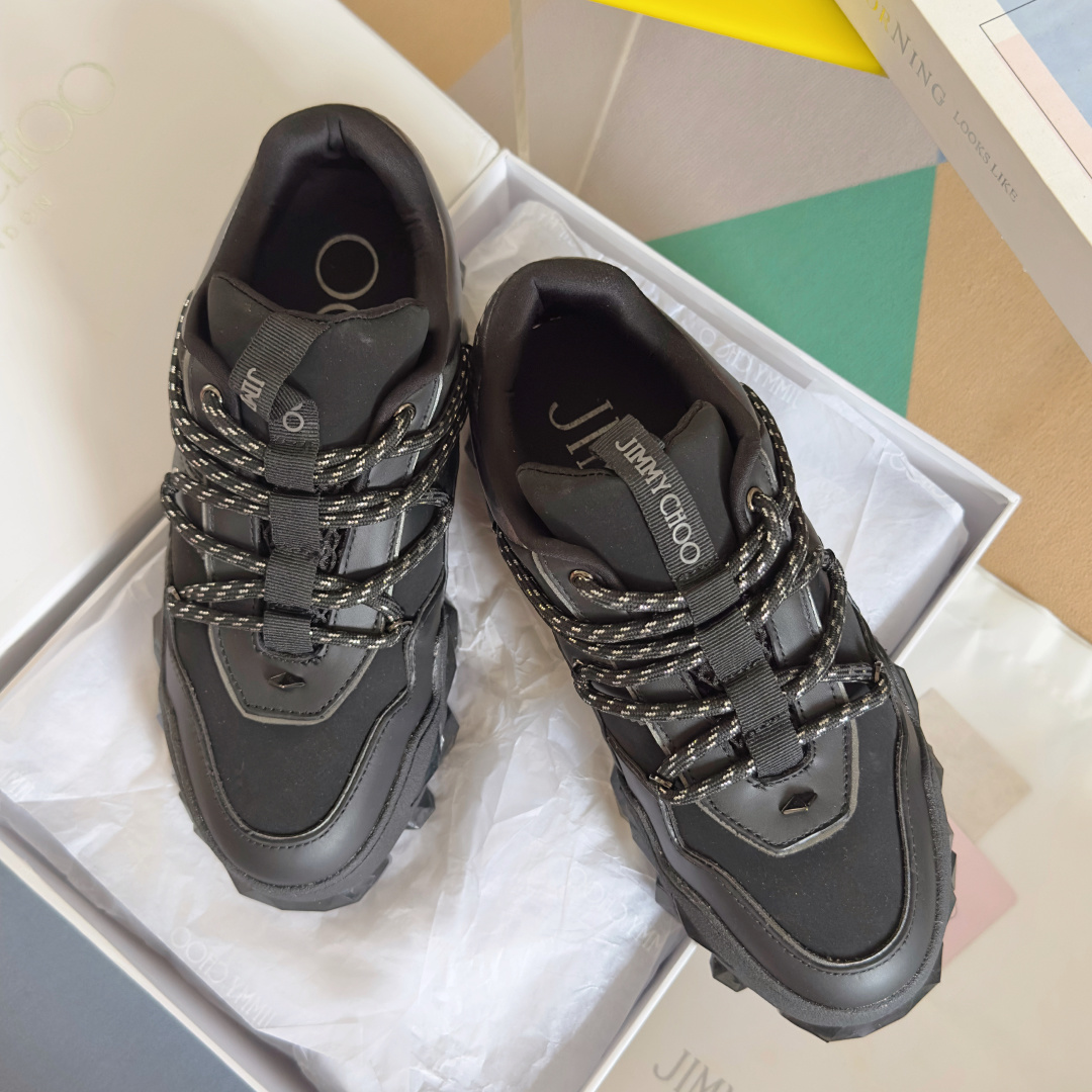 NO:535409,Top version of couple leather jimmy Choo Diamond X II F series Couple style rhinestones thick sole casual sports shoes dad shoes original purchase and development Diamond X II F series casual shoes, carefully made of soft leather material, with exaggerated three-dimensional silhouette proportions, creating a unique and unique sports trendy shoe. The unique sole adopts the brand's iconic Diamond imitation diamond multi-section shaping to create a comfortable wrapping and high visual sense. The exquisite and fine-tuned Lycra lining is combined with eyelet design to facilitate the discharge of air and moisture in the shoe, making the feet more breathable and comfortable. Cleverly used a variety of materials and thoughtful thick insoles, making your bare feet feel lighter and more flexible on weekends or leisure time. The delivery counter is exquisitely packaged Fabric: Original custom imported cowhide leather  Inner: Original customized breathable net Outsole: Original open mold anti-slip TPU material Sole thickness: 4CM Size: Women's model 35-40 / Men's model 39-45, daddy shoes, jimmy choo, sneakers, cowhide19860909顶级版本情侣款皮面 jimmy Choo 周仰杰 Diamond X II F系列 情侣款 水钻 厚底 休闲 运动鞋 老爹鞋 原版购入开发 做货 Diamond X II F 系列休闲鞋,柔软皮革材质精心制作,立体廓形比例夸张,成就别具一格的个性运动潮履.别致鞋底采用品牌标志性 Diamond 仿钻石多切面塑形,营造舒适包裹感与显高视觉感.精巧微调的莱卡内衬搭配孔眼设计,便于排出鞋内空气和水分,令脚部更加透气舒爽.巧妙采用多种材质,贴心加厚鞋垫,令您的周末或休闲时光脚感更加轻盈灵巧,舒适时尚 配送专柜精美包装 面料: 原版定制进口头层牛皮 内里: 原版定制透气网里 大底: 原版开模防滑TPU材质 底厚: 4CM Size: 女款35-40 / 男款39-45,老爹鞋,jimmy choo,sneakers,cowhide,Women's Shoes