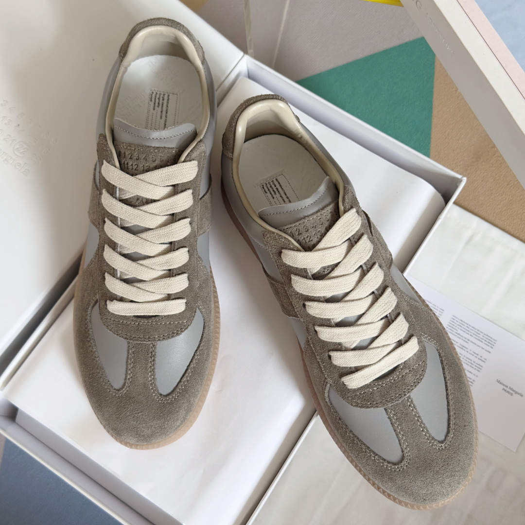 NO:536502,Top version of couple model MaisonMargiela MM6 MaisonMargiela Couple model German training shoes Casual sports shoes Original purchase and development Making products Genius designer brand, a light luxury brand This German training shoes continues the classic T-shaped genuine leather splicing design. After many careful improvements by the design team, it is just to let you experience the most original military flavor~The material is special material/fabric surface, the soft and delicate characteristics are combined with the fashionable and trendy fabric surface, so that it has both super high softness and comfort, while maintaining good breathability. Comfort and texture are parallel to each other, easy to control any matching of all seasons. Delivery counter exquisite packaging. Original custom imported cowhide imported cowhide. Soft sheepskin lining. Large sole original open mold rubber material. Sole 2.5CM Size women's model 35-40 /  Men's 39-45, casual shoes/sports shoes,masion margiela,masion margiela,sneakers,cowhide,sheepskin19860909顶级版本情侣款 MaisonMargiela MM6 马吉拉 情侣款 德训鞋 休闲 运动鞋 原版购入开发 做货 鬼才设计师品牌,一个轻奢品牌 这一款德国训练鞋延续了经典的T形真皮拼接设计,经过设计团队多次的精心改良,只为让您体验最原始的军旅味道~材质特殊材料/布面,柔软细腻的特点与时尚潮流的布面相结合,使其既有超高的柔软舒适度,又同时保持不错的透气性能~舒适与质感并行,轻松驾驭四季穿着任何搭配 配送专柜精美包装 面料原版定制进口牛皮 内里进口柔软羊皮里 大底原版开模橡胶材质 底厚2.5CM Size女款35-40 / 男款39-45,休闲鞋/运动鞋,masion margiela,masion margiela,sneakers,cowhide,sheepskin,Women's Shoes