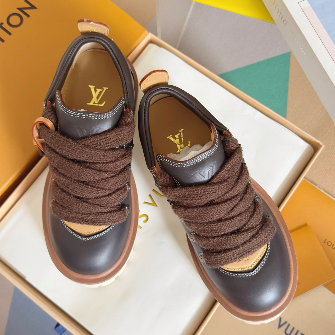 NO:536497,Top version of couples LV Louis Vuitton L Home Donkey Remix series hiking boots, lace-up thick sole derby shoes, original purchase and development, making products. This LV Remix lace-up shoes draw inspiration from classic hiking boots and create avant-garde configuration in a brand new proportion. The cowhide upper is equipped with thick shoelaces and Monogram floral inscription lace buckles, Monogram canvas key bag and leather rear loop with eye-catching and bright lines greet the brand leather goods series design. The thick rubber outsole perfect overall, the delivery counter is exquisitely packaged Fabric: original custom imported head layer cowhide inner original custom breathable mesh Sole original open mold anti-slip rubber material Sole thickness 4CM Size: women's 35-40 / men's 39-45, loafers, louis vuitton, louis  vuitton,louis vuitton,louis vuitton,loafers,boots,cowhide19860909顶级版本情侣款 LV 路易威登 L家 驴牌 Remix系列 登山靴 系带 厚底 德比鞋 原版购入开发 做货 这款LV Remix 系带鞋向经典登山靴撷取灵感,以崭新比例塑造前卫构型.牛皮革鞋面配有加粗鞋带和 Monogram 花卉铭纹鞋带扣,Monogram 帆布钥匙包和饰有醒目明线的皮革后袢致意品牌皮具系列设计.厚实橡胶外底完善整体 配送专柜精美包装 面料:原版定制进口头层牛皮 内里原版定制透气网里 鞋底原版开模防滑橡胶材质 底厚4CM Size:女款35-40 / 男款39-45,乐福鞋,louis vuitton,louis vuitton,louis vuitton,louis vuitton,loafers,boots,cowhide,Women's Shoes