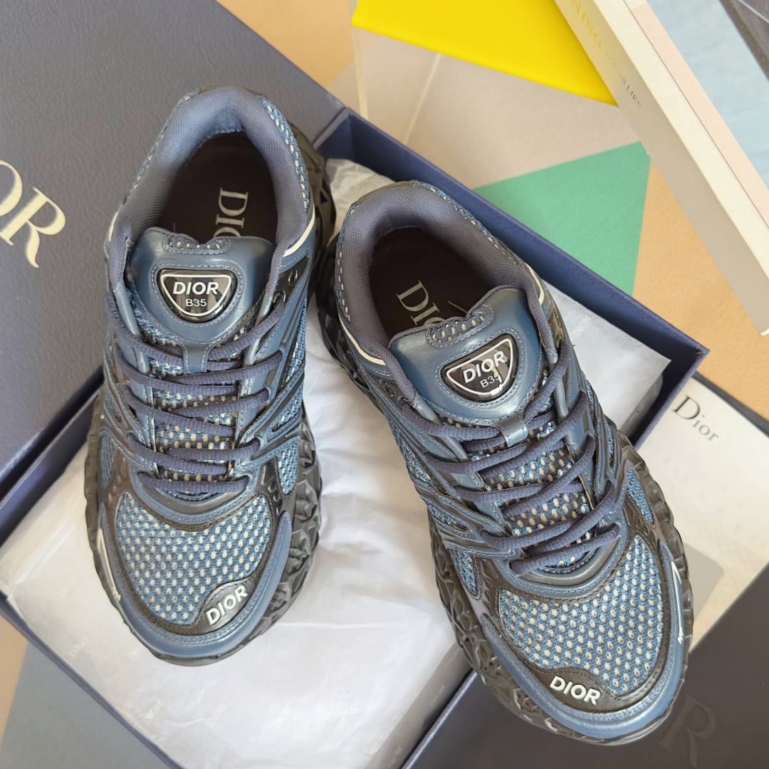 NO:639830,Dior  3D printing technology makes the hollow soles, and the shoe body is made of dad shoe style mesh splicing and smooth line layout that is very in line with the current aesthetic, integrating the retro millennium feel with the modern sense of technology. Judging from the currently exposed version, this new pair of shoes also provides different style color scheme choices such as bright colors, dark colors, and retro low-saturated colors, which have very good compatibility in different styles. New shoes that combine cutting-edge technology with retro aesthetics  Exquisite packaging at the delivery counter. Fabric: Original customized imported mesh + technical fabric. Customized imported breathable mesh lining. Original molded non-slip rubber sole. Bottom thickness 6CM. Size: Men's 39-46 (customized 45/46, dior, dior, sneakers).19860909Dior x Kaws迪奥 顶级版 联名款B35胶囊系列 镂空 网面 原版购入开发 做货 这款名为B35 NXT 的新款运动鞋,采用了 3D打印技术制成镂空式鞋底,鞋身部分则是十分契合当下审美的老爹鞋样式网面拼接与流畅线条布局,将复古千禧感与现代科技感浑然融为一体；且从当前已曝光的版本来看,这双新鞋款还提供了亮色系、暗色系,以及复古低饱和色系等不同风格配色方案选择,在不同风格造型中都有着十分不俗的兼容性.将前沿科技与复古审美相结合的鞋履新作 配送专柜精美包装 面料:原版定制进口网面+科技面料 内里定制进口透气网里 鞋底原版开模防滑橡胶材质 底厚6CM Size:男款39-46（45/46定制,,dior,dior,sneakers,Men's shoes