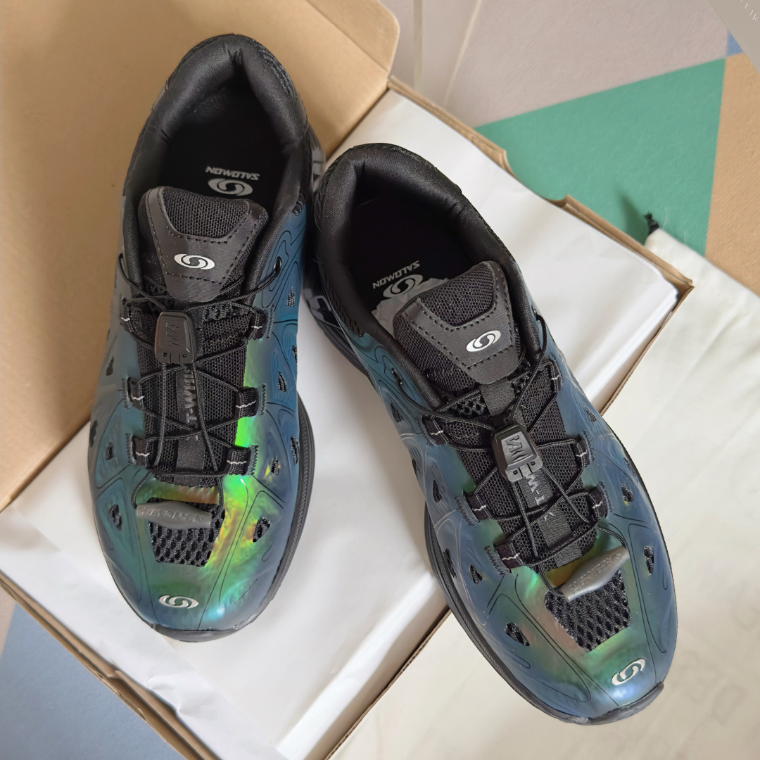 NO:559525,The top version of women's model Salomon Salomon's latest XT-Whisper Void gilt series casual outdoor hiking sports shoes running shoes Original purchase development and production Use different gilt colors from the past to create a phantom gradient visual effect, making the shoes more fashionable and avant-garde. The four colors also present different colors and details. The new gilt series shoes continue to use Salomon's SensifitM, Quicklace  TM and Contagrip TM iconic technologies. Provide excellent stability and comfort, while also presenting an aesthetic concept that combines functionality and avant-garde style. Exquisite packaging at the delivery counter. Fabric: Original customized imported cowhide + mesh. Inner lining: Original customized breathable mesh lining. Outsole: Original molded anti-slip rubber material. Bottom thickness: 3.5CM.   Size: Women's 35-40, casual shoes/sports shoes, sneakers, cowhide19860909顶级版本女款 Salomon 萨洛蒙 最新XT-Whisper Void 鎏光系列 休闲 户外 徒步 运动鞋 跑步鞋 原版购入开发 做货 运用与以往不同的鎏光配色,打造幻彩渐变的视觉效果,让鞋款更加时尚和先锋.四款配色也呈现出不一样的色泽与细节.全新鎏光系列鞋款沿用了 Salomon的SensifitM、Quicklace TM和Contagrip TM标志性科技.提供出色的稳定性和舒适感,同时也呈现了功能性与前卫风格相融合的美学理念 配送专柜精美包装 面料: 原版定制进口牛皮+网面 内里: 原版定制透气网里 大底: 原版开模防滑橡胶材质 底厚: 3.5CM Size: 女款35-40,休闲鞋/运动鞋,sneakers,cowhide,Women's Shoes