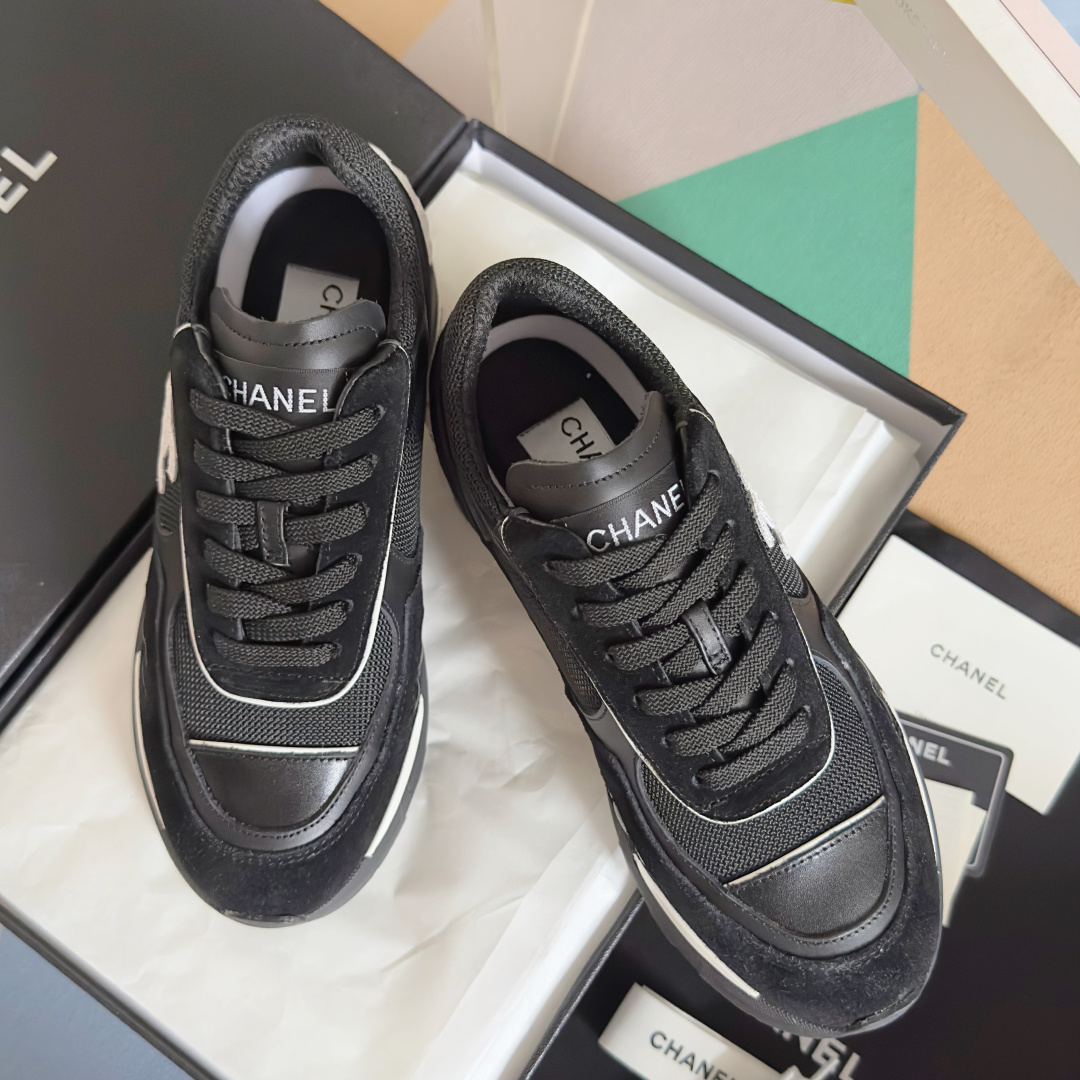 NO:559522,The top version of Chanel Chanel 25K black and white panda color, thick heel, high heel, sneakers, original purchase, development, production, Xiaoxiang C Home, another super hot model in the counter, the favorite of Internet celebrity bloggers and ladies, various praises on social platforms, super popular, high texture, breathable, super spring and summer, seeing this issue always arouses the inner desire of fashion among girls. The latest suede material, classic black and white color, full of fashionable feeling on the feet, easy to take care of  Exquisite packaging at the delivery counter. Fabric: Original customized imported first-layer cowhide. Customized imported breathable mesh lining. Original molded non-slip rubber sole. Heel height 4CM. Size: Women's 35-40 (can be customized 41, casual shoes/sports shoes, chanel, chanel, chanel, sneakers, cowhide, chamois).   leather19860909顶级版本女款 Chanel香奈儿 25K 黑白熊猫配色 粗跟 高跟 运动鞋 原版购入开发 做货 小香 C家 专柜又一超级大爆款,网红博主小姐姐们的挚爱,社交平台的各种夸赞,人气超高质感透气超级春夏,看到这期总能唤起少女内心对时髦的诉求 最新麂皮材质 经典黑白配色 上脚时髦感十足 容易打理 配送专柜精美包装 面料:原版定制进口头层牛皮 内里定制进口透气网里 鞋底原版开模防滑橡胶材质 跟高4CM Size : 女款35-40（可定制41,休闲鞋/运动鞋,chanel,chanel,chanel,sneakers,cowhide,chamois leather,Women's Shoes