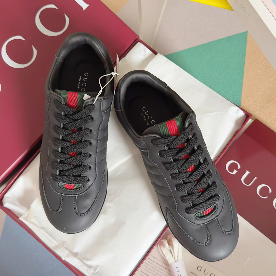 NO:559516,Top version of couple's model Gucci Gucci Shift series Couple's model Retro Moral shoes Casual sneakers Original purchase and development Made in stock Gucci Shift series is newly launched, with light design that reinterprets sports style. The neat silhouette adds freedom and reveals exquisite texture when moving. The webbing details are like an endless ribbon running through the entire design, and the side stitching details add the finishing touch. Exquisite packaging at the delivery counter. Fabric: Original custom imported first-layer cowhide.  Lining: Original customized soft sheepskin lining Outsole: Original molded non-slip TPU material Sole thickness: 2CM Size: Women's 35-41 / Men's 39-45, casual shoes/sports shoes, gucci, gucci, sneakers, cowhide, sheepskin19860909顶级版本情侣款 Gucci古驰Shift系列 情侣款 复古 德训鞋 休闲 运动鞋 原版购入开发 做货 Gucci Shift系列全新上市,轻盈设计焕新诠释运动风尚.利落廓形更添自在本色,行动间彰显精致质感.织带细节宛如一道延绵不绝的饰带贯穿于整个设计,侧边缝线细节增添点睛之笔 配送专柜精美包装 面料: 原版定制进口头层牛皮 内里: 原版定制柔软羊皮里 大底: 原版开模防滑TPU材质 底厚: 2CM Size: 女款35-41 / 男款39-45,休闲鞋/运动鞋,gucci,gucci,sneakers,cowhide,sheepskin,Women's Shoes