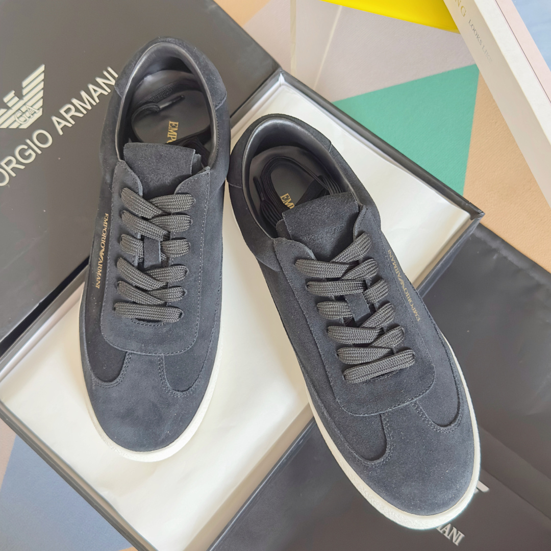 NO:561711,The top version of men's EMPORIO ARMANI casual sports shoes sneakers white shoes. Original purchase, development and production. This EMPORIO ARMANI casual shoe is inspired by sports aesthetics and presents a classic sneaker silhouette. It combines comfortable low-cut and convenient laces to create modern shoes that are both practical and fashionable. The waistband is decorated with contrasting color blocks, distinct layers, and full of youthful casual atmosphere. Exquisite packaging at the delivery counter. Fabric: Original customized first-layer cowhide.  Inner lining: Original customized soft sheepskin lining Outsole: Original molded non-slip rubber material Sole thickness: 2.5CM Size: Men's 39-44 (45 customized, casual shoes/sports shoes, armani, armani, sneakers, cowhide, sheepskin19860909顶级版本男款 EMPORIO ARMANI阿玛尼 休闲 运动鞋 板鞋 小白鞋 原版购入开发 做货 此款 EMPORIO ARMANI 休闲鞋以运动美学为灵感,呈现经典板鞋轮廓,结合舒适低帮与便利系带,打造兼具实穿性与时尚感的现代鞋履.鞋腰饰有撞色色块,层次鲜明,洋溢青春休闲气息 配送专柜精美包装 面料: 原版定制头层牛皮 内里: 原版定制柔软羊皮里 大底: 原版开模防滑橡胶材质 底厚: 2.5CM Size: 男款39-44（45定制,休闲鞋/运动鞋,armani,armani,sneakers,cowhide,sheepskin,Women's Shoes