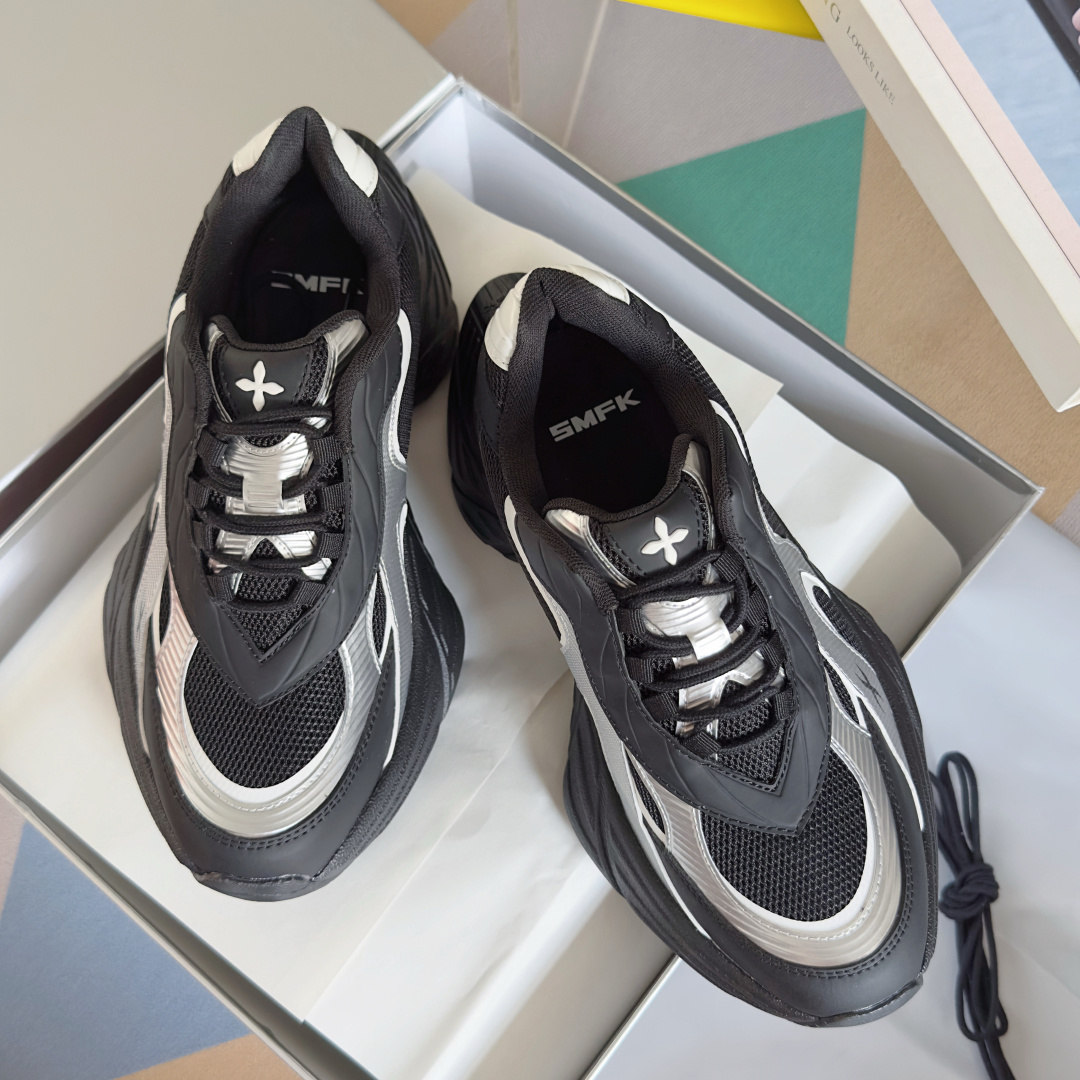 NO:561701,Top version of couple's model SMFK National trend brand Cross flower Retro Thick sole Couple's model Dad's shoes Casual sneakers Original purchase and development Production Versatile minimalist style national trend, the new model inherits the popular elements of many brands and is bound to be a hit - canvas casual shoes Super cool Dark versatile style Made of high-density breathable canvas, equipped with a comfortable thick sole of moderate height, the details also ensure that it is securely worn and not easy to shift. Exquisite packaging at the delivery counter Fabric:  Original customized imported technical fabric Lining: Original imported breathable mesh lining Outsole: Original molded anti-slip rubber material Sole thickness: 5CM Size: Women's 35-40 / Men's 39-45, casual shoes/sports shoes, sneakers19860909顶级版本情侣款 SMFK 国潮品牌 十字花 复古 厚底 情侣款 老爹鞋 休闲 运动鞋 原版购入开发 做货 百搭的极简风国潮,新作继承了诸多品牌制胜的流行元素,势必大热—帆布休闲鞋 超级酷 黑暗百搭风 采用高密度透气帆布而成,配有高度适中的舒适厚底,细节还确保穿着稳妥不易移位 配送专柜精美包装 面料: 原版定制进口科技面料 内里: 原版进口透气网里 大底: 原版开模防滑橡胶材质 底厚: 5CM Size: 女款35-40 / 男款39-45,休闲鞋/运动鞋,sneakers,Women's Shoes