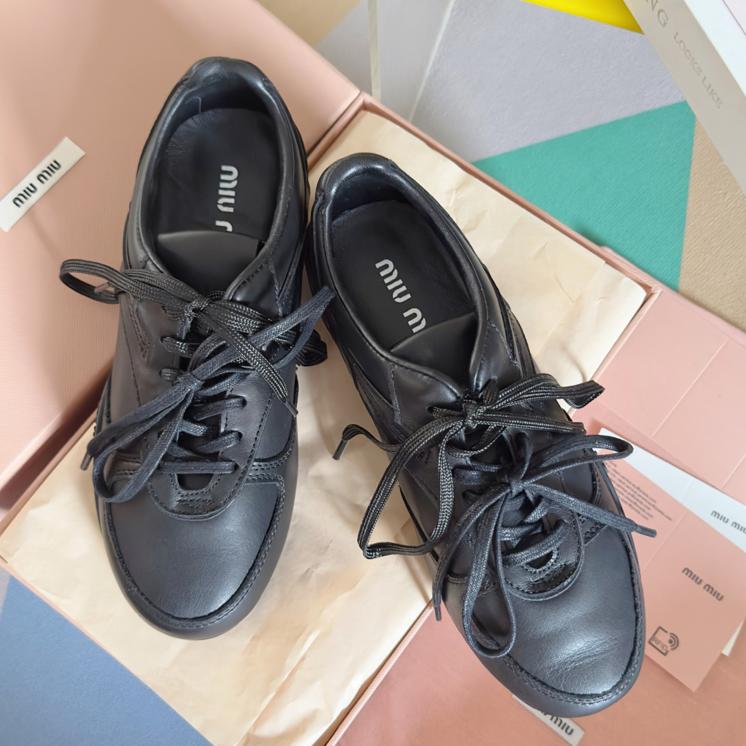 NO:561689,Top version of women's model MiuMiu Miu Miu Latest runway model Gymnasium series Color block Casual sneakers De training shoes Forrest shoes Original purchased and developed Made of goods The iconic buckle in the fashion show is combined with the sports style of sneakers, reinterpreted with soft leather, showing a retro appearance and exquisite features Beautiful packaging at the delivery counter Fabric: Original custom-made first-layer cowhide Lining: Original custom-made soft sheepskin lining Outsole: Original open-molded anti-slip rubber material  Sole thickness: 1.5CM Size: Women's 35-41, casual shoes/sports shoes, miumiu, sneakers, cowhide, sheepskin19860909顶级版本女款 MiuMiu缪缪 最新走秀款Gymnasium系列 拼色 休闲 运动鞋 德训鞋 阿甘鞋 原版购入开发 做货 时装秀中的标志性搭扣与运动鞋的运动风格相结合,采用柔软皮革重新演绎,呈现出复古外观和精致特性 配送专柜精美包装 面料: 原版定制头层牛皮 内里: 原版定制柔软羊皮里 大底: 原版开模防滑橡胶材质 底厚: 1.5CM Size: 女款35-41,休闲鞋/运动鞋,miumiu,sneakers,cowhide,sheepskin,Women's Shoes