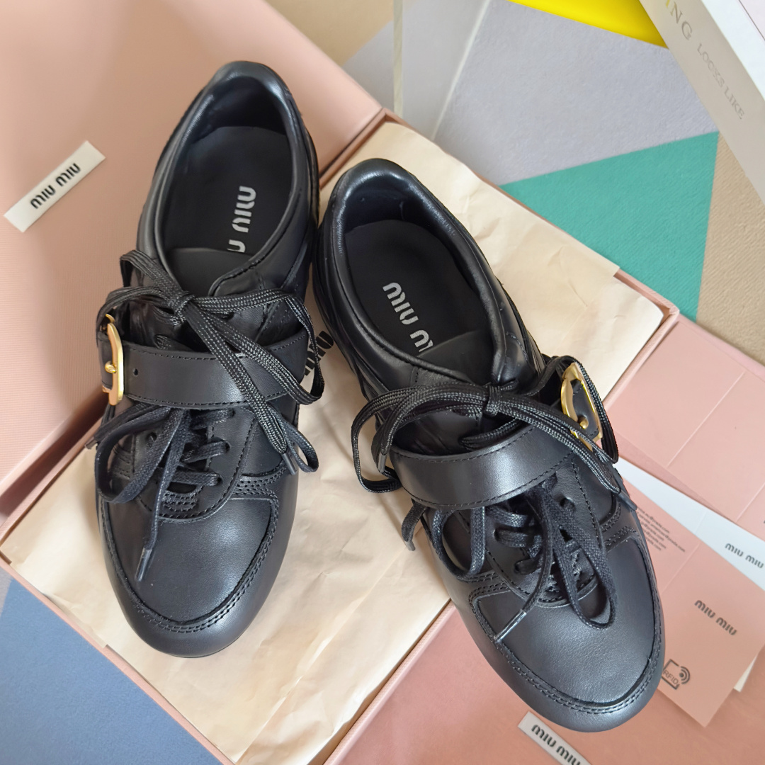 NO:561695,Top version of women's model MiuMiu Miu Miu Latest catwalk model Gymnasium series Brogue casual sports shoes Virtue training shoes Forrest shoes Original purchase development and production The iconic buckle in the fashion show is combined with the sports style of sports shoes, reinterpreted with soft leather, showing a retro appearance and exquisite features Beautiful packaging at the delivery counter Fabric: Original customized first-layer cowhide Lining: Original customized soft sheepskin lining Outsole: Original open-molded anti-slip rubber material  Sole thickness: 1.5CM Size: Women's 35-41, casual shoes/sports shoes, miumiu, sneakers, cowhide, sheepskin19860909顶级版本女款 MiuMiu缪缪 最新走秀款Gymnasium系列 布洛克 休闲 运动鞋 德训鞋 阿甘鞋 原版购入开发 做货 时装秀中的标志性搭扣与运动鞋的运动风格相结合,采用柔软皮革重新演绎,呈现出复古外观和精致特性 配送专柜精美包装 面料: 原版定制头层牛皮 内里: 原版定制柔软羊皮里 大底: 原版开模防滑橡胶材质 底厚: 1.5CM Size: 女款35-41,休闲鞋/运动鞋,miumiu,sneakers,cowhide,sheepskin,Women's Shoes