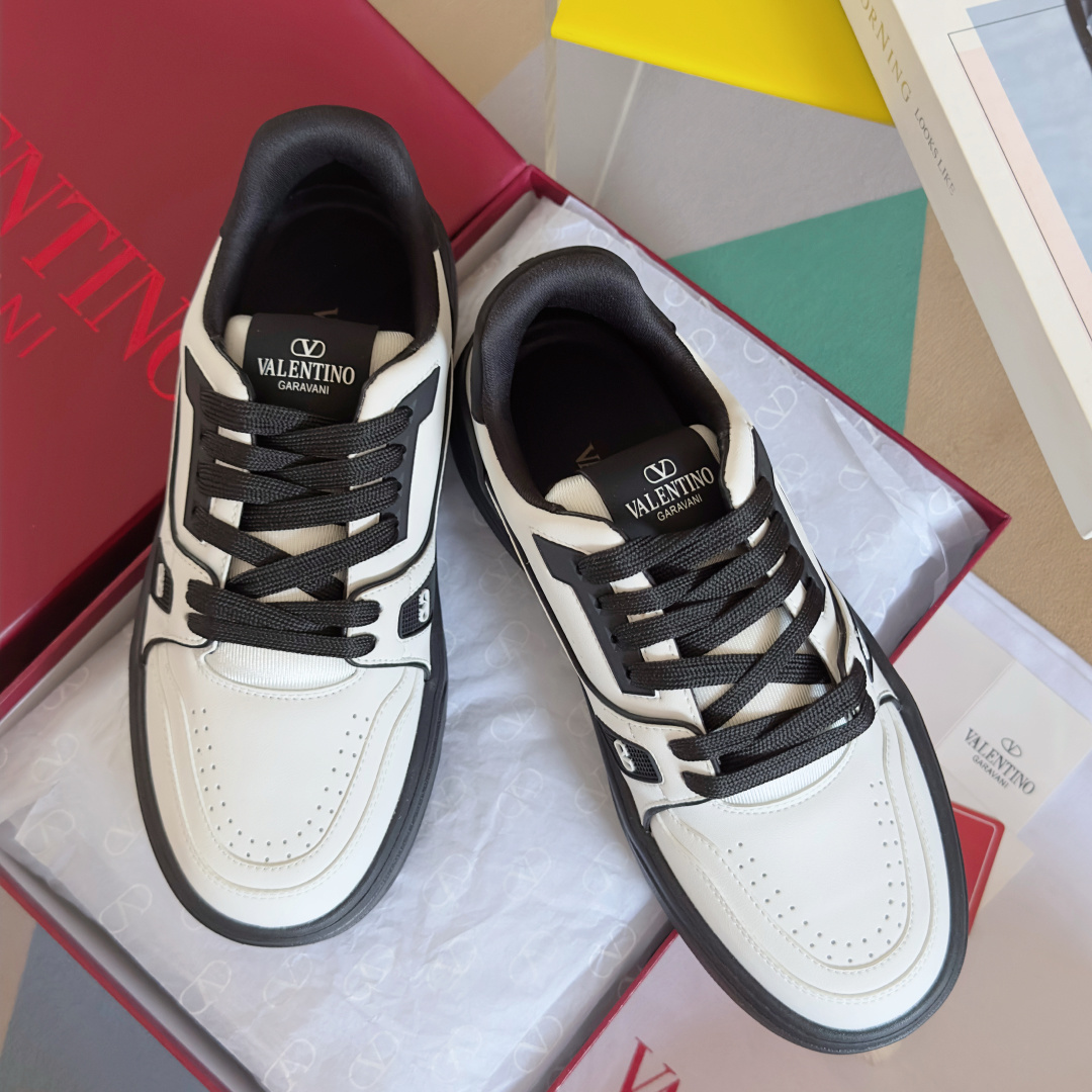 NO:562390,Top version of couple's model Valentino Valentino Trainer couple's model, thick sole, casual sports shoes, original purchase and development, production, brand new modified Trainer sports shoes, breathable material splicing, bright color contrast, both comfortable and fashionable. Rubber sole adds more dynamic, from street to sports, moving forward without hindrance. Delivery counter exquisite packaging, original custom-made imported cowhide fabric, original custom-made breathable mesh lining, outsole, original molded rubber foam material, bottom thickness 4.5CM  Size women's 35-40 / men's 38-46, casual shoes/sports shoes, valentino, valentino, sneakers, cowhide19860909顶级版本情侣款 Valentino华伦天奴 Trainer 情侣款 厚底 休闲 运动鞋 原版购入开发 做货 全新爆改Trainer 运动鞋 透气材质拼接,鲜明色彩对比,兼具舒适与时髦.橡胶鞋底更添动感,从街头到运动,前行无阻 配送专柜精美包装 面料原版定制进口牛皮 内里原版定制透气网里 大底原版开模橡胶发泡材质 底厚4.5CM Size女款35-40 / 男款38-46,休闲鞋/运动鞋,valentino,valentino,sneakers,cowhide,Women's Shoes