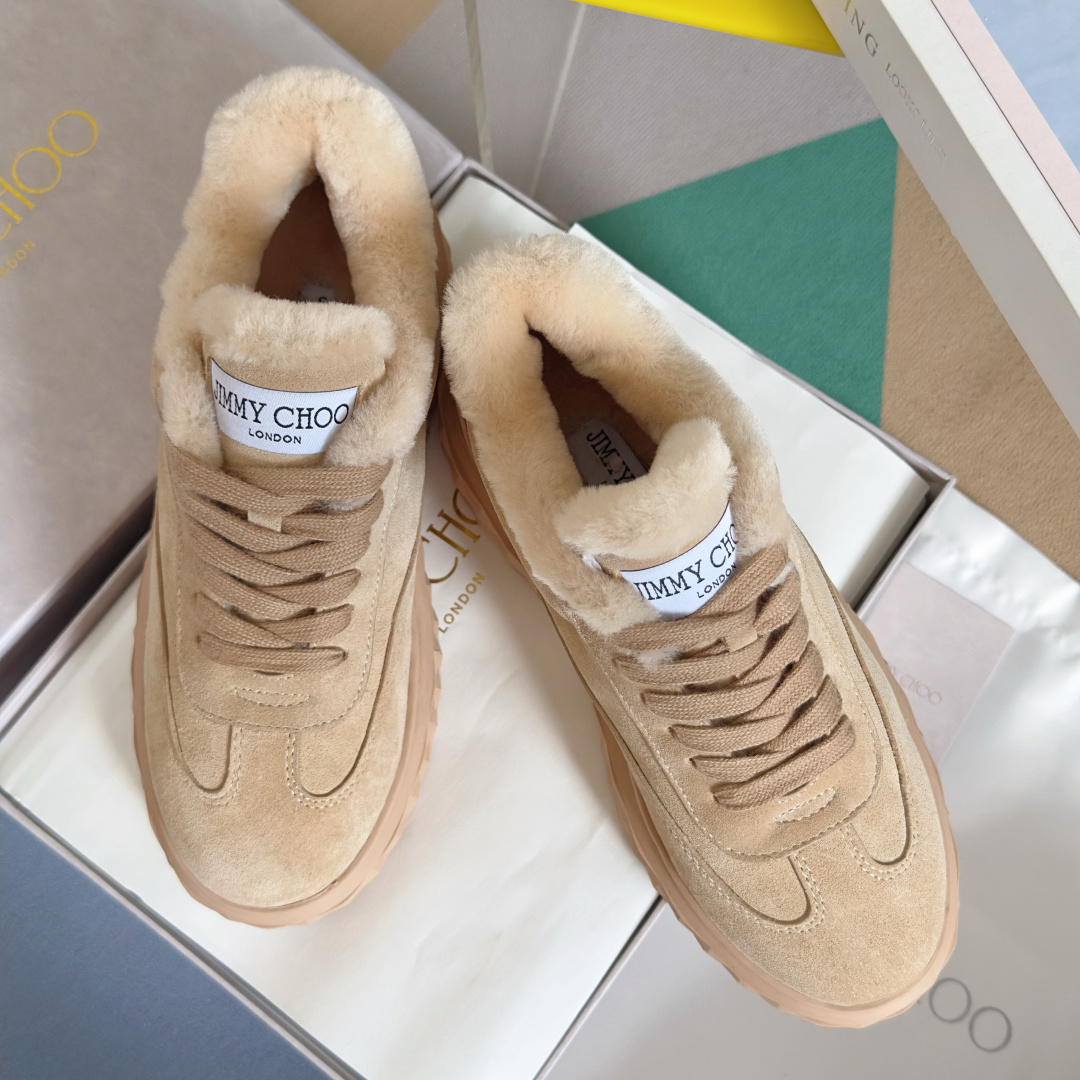 NO:562712,Top version of women's JimmChoo latest JC wool thick-soled casual sneakers. Original purchase, development and production. Retro Diamond Maxi sneakers. The shoe body is made of toffee-colored velvet suede of the same color to create a luxurious and soft feeling. The shearling trim and lining bring a warm and comfortable feeling; the thickened laces are matched with the iconic diamond texture sole, which cleverly combines functionality and style. The tongue is decorated with classic Jimmy Choo label embroidery, and the heel is decorated with low-key JC  The embossed logo shows fashionable quality in every detail. Exquisite packaging at the delivery counter. Fabric: Original customized imported first-layer cowhide. Lining: Original customized warm wool. Outsole: Original molded non-slip rubber material. Bottom thickness: 4.5CM. Size:   Women's 35-41,snow boots,jimmy choo,boots,sneakers,cowhide19860909顶级版本女款 JimmChoo周仰杰 最新 JC 羊毛 厚底 休闲 运动鞋 原版购入开发 做货 Retro Diamond Maxi 运动鞋,鞋身选用同色系太妃糖色丝绒绒面革打造奢柔感觉.剪羊毛饰边与内衬带来温暖舒适穿着感；加厚鞋带搭配标志性钻石纹理鞋底,将功能性与造型感巧妙融合.鞋舌饰有经典 Jimmy Choo 标签刺绣,后跟低调点缀 JC 压印标识,于细节处尽显时尚品质. 配送专柜精美包装 面料: 原版定制进口头层牛皮 内里: 原版定制保暖羊毛 大底: 原版开模防滑橡胶材质 底厚: 4.5CM Size: 女款35-41,雪地靴,jimmy choo,boots,sneakers,cowhide,Women's Shoes