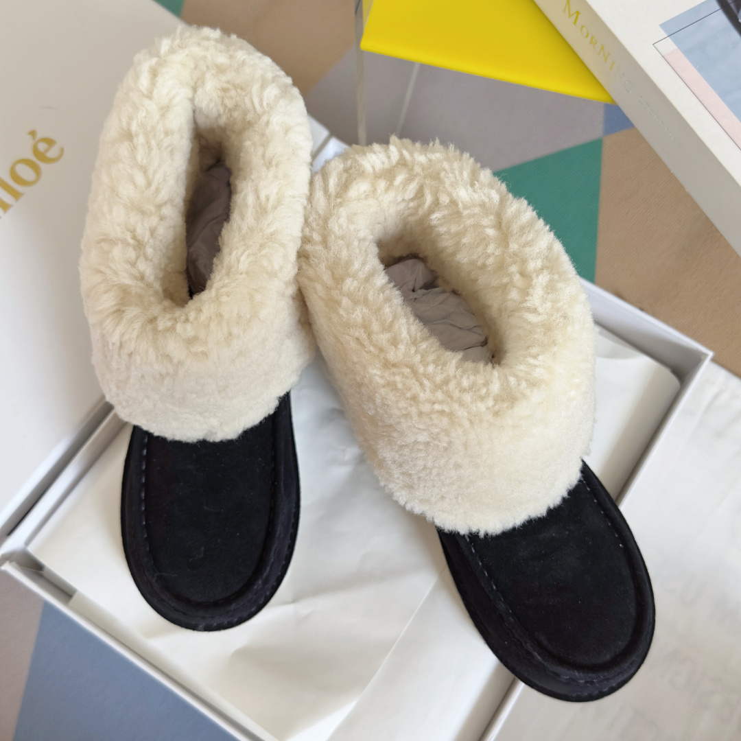 NO:562707,Top version of women's model Chloé Chloé Latest Wool Thick Sole Warm Snow Boots Short Boots Original purchase, development and production Chloe's shoes are as versatile as the Chloe girl, and can be easily managed in the wild, in the city or on the beach. Eve boots inspired by the 1970s are available in styles from ankle boots to over-the-knee boots, and Jeannette clogs reshape Chloe's classic look. Exquisite packaging at the delivery counter Fabric:  Original custom-made first-layer cowhide lining: imported warm wool sole: original molded anti-slip rubber material sole thickness 2CM Size: women's 35-41, snow boots, chloe, loewe, boots, cowhide19860909顶级版本女款 Chloé 蔻依 最新 羊毛 厚底 保暖 雪地靴 短靴 原版购入开发 做货 Chloe的鞋履与Chloe女孩一样具有多面性,在野外、城市或海滩上均能轻松驾驭.灵感源自70年代的Eve靴子从及踝靴至过膝靴款式一应俱全,Jeannette木屐鞋重塑Chloe的经典造型 配送专柜精美包装 面料 : 原版定制头层牛皮 内里 : 进口保暖羊毛 鞋底 : 原版开模防滑橡胶材质 底厚 2CM Size : 女款35-41,雪地靴,chloe,loewe,boots,cowhide,Women's Shoes