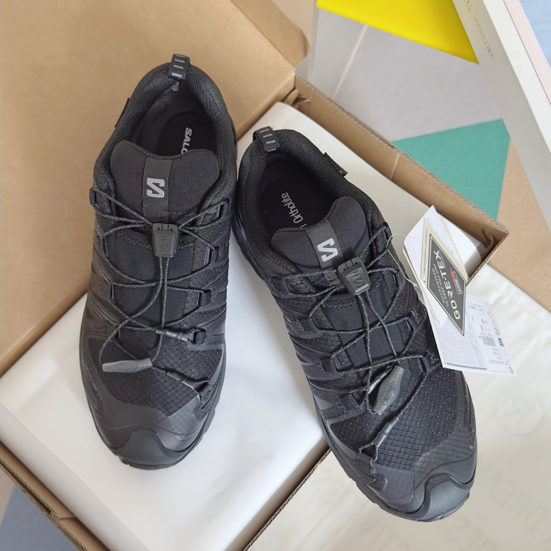 NO:575117,Real-price men's Salomon Salomon XA PRO 3D V9 GTX outdoor couple's casual sports shoes hiking shoes Salomon XA PRO 3D V9  GTX is a classic hiking shoe from the French outdoor brand Salomon, the ninth generation upgraded version, focusing on multi-functional cross-country running and hiking. The upper is made of Gore-Tex, which is waterproof and breathable, so you are not afraid of wet feet on rainy days. The toe is reinforced and anti-collision, with perfect protection, and the sole has strong grip, suitable for a variety of terrains. The midsole feels comfortable and the shoe shape is versatile. It is suitable for daily wear or outdoor adventures. It has a full range of sizes and can be chosen by both men and women. It is a must-have for outdoor enthusiasts. Beautiful packaging at the delivery counter. Fabric: Original customized breathable technical fabric  Inner lining: original customized breathable mesh lining Outsole: original molded non-slip rubber material Sole thickness: 3.5CM Size: Men's 40-46, sneakers19860909实价男款 Salomon 萨洛蒙XA PRO 3D V9 GTX 户外 情侣款 休闲 运动鞋 徒步鞋 Salomon XA PRO 3D V9 GTX是法国户外品牌Salomon的经典徒步鞋,第九代升级版,主打多功能越野跑和徒步.鞋面用Gore-Tex防水透气,雨天也不怕湿脚会.鞋头加固防撞,保护力满分,鞋底抓地力强,适合多种地形.中底脚感舒适,鞋型百搭,日常穿搭或户外探险都很合适,尺码齐全,男女都能选,户外爱好者必入 配送专柜精美包装 面料: 原版定制透气科技面料 内里: 原版定制透气网里 大底: 原版开模防滑橡胶材质 底厚: 3.5CM Size: 男款40-46,,sneakers,Men's shoes