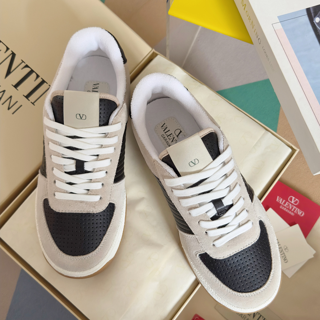 NO:574917,Affordable top version for couples Valentino Joie de Jouer series Thick-soled bread shoes Couple's model Casual sneakers White shoes Original purchased and developed for production Joie de Jouer series The style is simple yet stylish. The pure white base is paired with fresh green and soft beige, and the unique Velcro design highlights personality. Every detail tells fashion and quality, wear it, step out confidently, and start the trend journey. Exquisite packaging at the delivery counter Fabric:  Original customized imported first-layer cowhide lining: original customized soft sheepskin lining Outsole: original molded non-slip TPU material Bottom thickness: 3.5CM Size: women's 35-40 / men's 39-45,,valentino,valentino,sneakers,cowhide,sheepskin19860909实价顶级版本情侣款 Valentino华伦天奴 Joie de Jouer系列 厚底 面包鞋 情侣款 休闲 运动鞋 小白鞋 原版购入开发 做货 Joie de Jouer系列 风格简约而不失格调.纯净白色基底搭配清新绿与柔和米色,独特的魔术贴设计彰显个性.每一处细节都诉说着时尚与品质,穿上它,踏出自信步伐,开启潮流之旅 配送专柜精美包装 面料: 原版定制进口头层牛皮 内里: 原版定制柔软羊皮里 大底: 原版开模防滑TPU材质 底厚: 3.5CM Size: 女款35-40 / 男款39-45,,valentino,valentino,sneakers,cowhide,sheepskin,Men's shoes