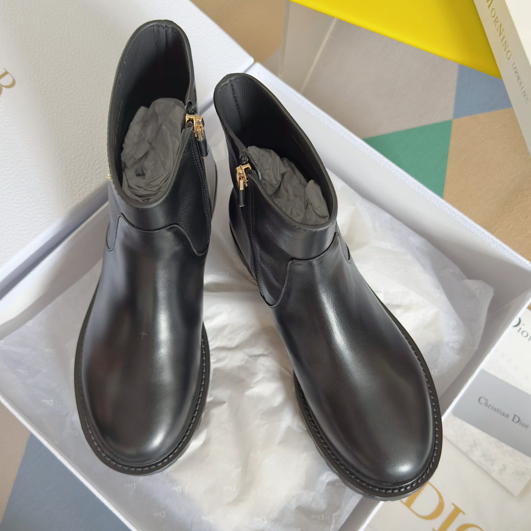 NO:577102,The top version of women's Dior Dior's latest D-Town series short boots and ankle boots. This D-Town ankle boots highlight the classic look with a modern style. The black nubuck calf leather upper is matched with the gold-finished metal Christian Dior Paris logo on the side to enhance the style. With notched rubber soles, it can be matched with various styles all year round. The delivery counter is exquisitely packaged. Fabric: Original imported first-layer cowhide, lining original custom-made transparent sheepskin lining, sole original molded non-slip TPU material, sole thickness 3CM  Size: Women's 35-41, boots, dior, dior, boots, cowhide, sheepskin19860909顶级版本女款 Dior迪奥 最新D-Town系列 短靴 及踝靴 这款 D-Town 及踝靴以现代风格彰显经典造型.黑色磨砂牛皮革鞋面搭配侧面金色饰面金属 Christian Dior Paris 标志提升格调.搭配凹口橡胶鞋底,可搭配全年各式造型 配送专柜精美包装 面料:原版进口头层牛皮 内里原版定制透羊皮里 鞋底原版开模防滑TPU材质 底厚3CM Size:女款35-41,靴子,dior,dior,boots,cowhide,sheepskin,Women's Shoes