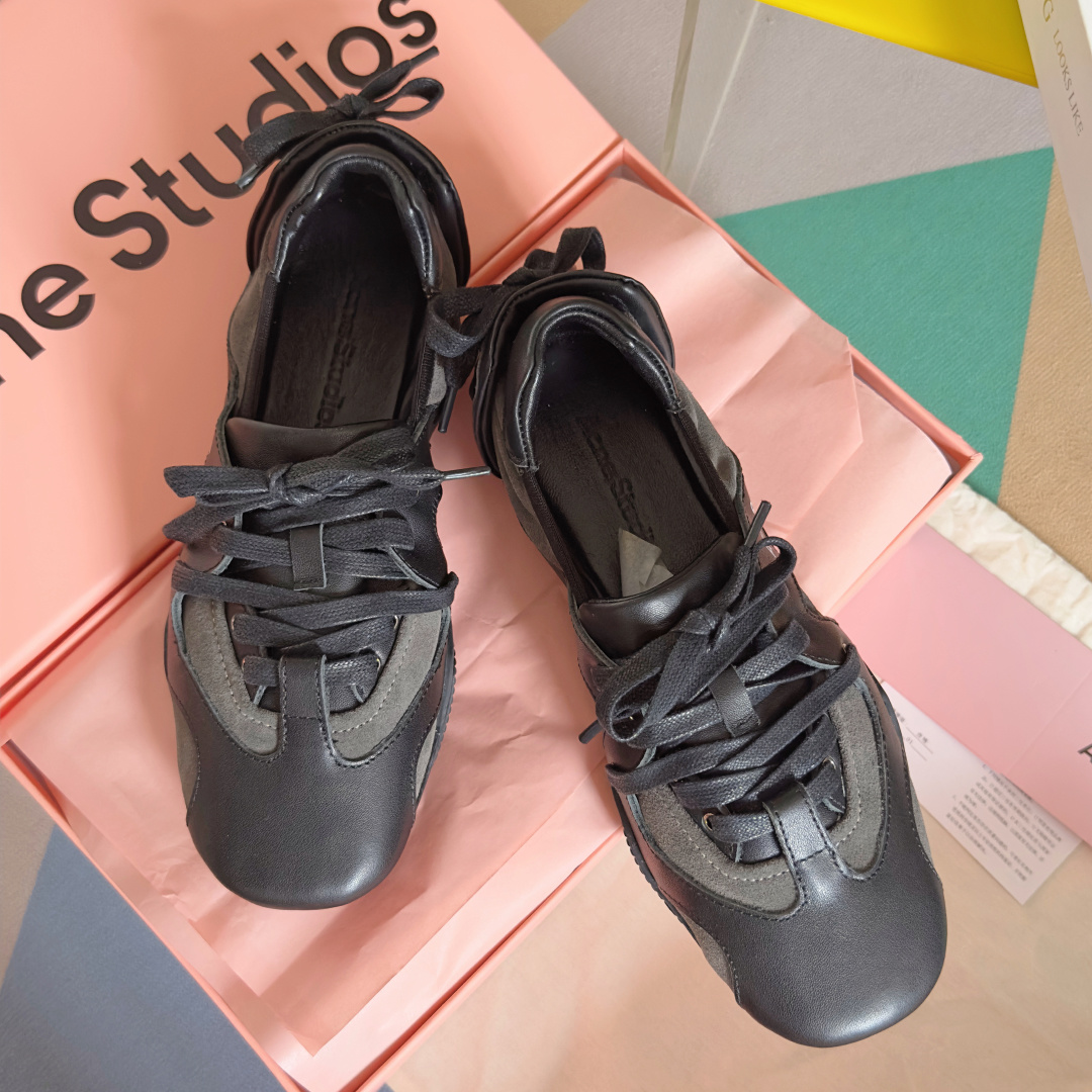 NO:577096,Top version of women's Acne studios 24FW AC ballet shoes casual sneakers original purchased developed made lace-up shoes reimagine the silhouette of ballet shoes with a denim-style finish and decorative laces at the rear Thick soles made of rubber and leather Beautiful packaging at the delivery counter Fabric: Original custom denim washed denim Lining: Imported soft sheepskin lining Sole: Original open-molded anti-slip rubber material Sole thickness 1.5cm Size:  Women's 35-40, ballet shoes,acne studios,dior,sneakers,sheepskin19860909顶级版本女款 Acne studios 24FW AC 芭蕾舞鞋 休闲 运动鞋 原版购入开发 做货 绑带鞋重新构想了芭蕾舞鞋的轮廓,采用牛仔风格的饰面和后部的装饰性系带 厚鞋底采用橡胶和皮革制成 配送专柜精美包装 面料 : 原版定制丹宁洗水牛仔布 内里 : 进口柔软羊皮里 鞋底 : 原版开模防滑橡胶材质 底厚 1.5cm Size : 女款35-40,芭蕾舞鞋,acne studios,dior,sneakers,sheepskin,Women's Shoes