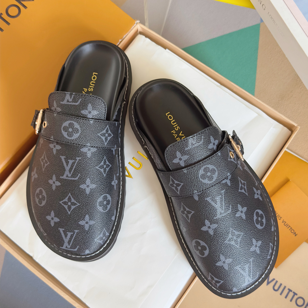 NO:577211,Top version of couple's model LV Louis Vuitton L's Donkey Brand Cozy Comfort series Couple's model Presbyopia Toe-cap slippers Sandals LV Cozy Comfort flat sandals start your daily leisurely steps. Monogram patent canvas upper with adjustable buckle laces, tough insole and lightweight outsole mark classic design, contrasting stitching outlines the outline of the outsole Delivery counter exquisite packaging Fabric: Original customized imported first-layer cowhide Inner: Imported soft sheepskin lining Sole  : Original molded rubber foam material, sole thickness 4cm Size: Women's 35-41 / Men's 39-45, half-shoes, louis vuitton, louis vuitton, louis vuitton, louis vuitton, slippers, cowhide, sheepskin19860909顶级版本情侣款 LV路易威登 L家 驴牌 Cosy Comfort系列 情侣款 老花 包头拖鞋 凉拖鞋 LV Cosy Comfort 平底凉拖开启日常闲适步伐.Monogram 漆面帆布鞋面搭配可调节搭扣鞋带,韧性鞋垫和轻盈外底标记经典设计,撞色缝线勾勒外底轮廓 配送专柜精美包装 面料 : 原版定制进口头层牛皮 内里 : 进口柔软羊皮里 鞋底 : 原版开模橡胶发泡材质 底厚 4cm Size : 女款35-41 / 男款39-45,半拖毛毛鞋,louis vuitton,louis vuitton,louis vuitton,louis vuitton,slippers,cowhide,sheepskin,Women's Shoes