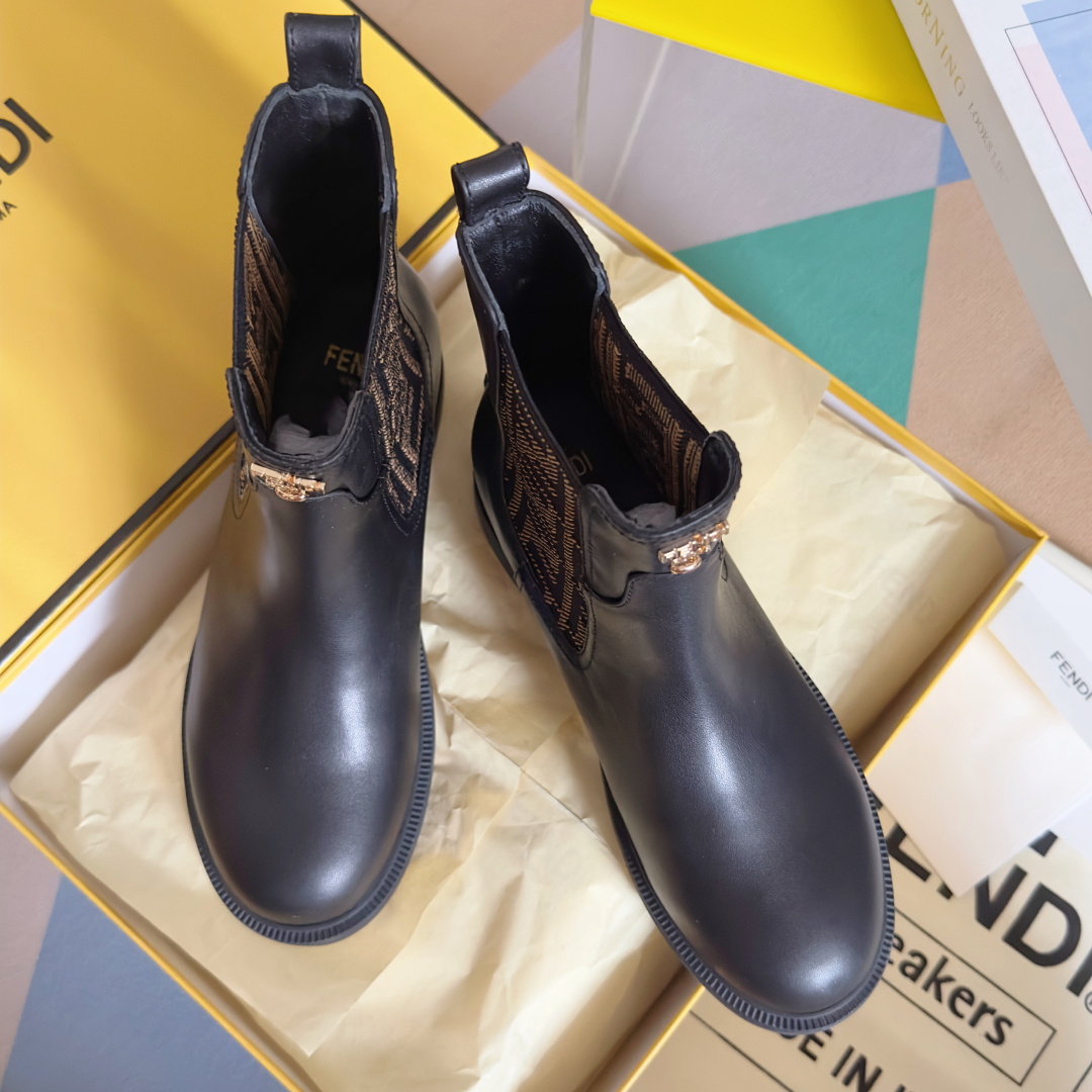 NO:577998,Top version women's Fendi Filo series FF presbyopia Chelsea boots Rider boots Motorcycle boots FENDI Filo motorcycle boots, round toe, elastic inlays on the sides. Made of black leather, decorated with the iconic FF pattern. Metal Selleria stitching on the back, metal embossed FENDIRoma embossing on the front. Rubber sole, FENDI lettering on the side of the heel. Exquisite packaging at the delivery counter. Fabric: Original custom imported first-layer cowhide. Lining:  Imported soft sheepskin lining. Sole: Original open-molded non-slip rubber material. Sole thickness 3.5cm. Size: Women's 35-41, boots, fendi, fendi, boots, cowhide, sheepskin.19860909顶级版本女款 Fendi芬迪 Filo系列 FF老花 切尔西短靴 骑士靴 机车靴 FENDI Filo机车靴,圆头,侧面有松紧嵌饰.黑色皮革材质,饰有标志性FF图案.背面饰金属Selleria缝线,正面饰金属凸纹压花FENDIRoma压花.橡胶鞋底,鞋跟侧面饰 有FENDI字样 配送专柜精美包装 面料 : 原版定制进口头层牛皮 内里 : 进口柔软羊皮里 鞋底 : 原版开模防滑橡胶材质 底厚 3.5cm Size : 女款35-41,靴子,fendi,fendi,boots,cowhide,sheepskin,Women's Shoes