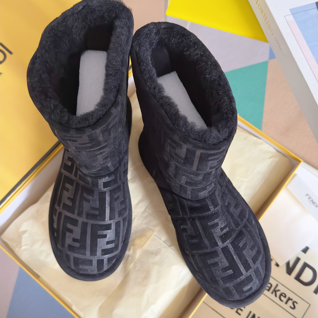 NO:577993,The top version of women's Fendi Fendi FF thick sole, snow boots, short boots, fur boots, new season show boots, simple design, highly recognizable logo, small details, presbyopia embellishment, full of high-end feeling, imported cowhide leather on the upper and FF splicing, high-end atmosphere, high-end and versatile, exquisite packaging at the delivery counter.  3.5cm Size: Women's 35-41, snow boots, fendi, fendi, boots, cowhide19860909顶级版本女款 Fendi芬迪 FF 厚底 雪地靴 短靴 毛靴 当季新品秀款靴子 简约的设计 极具辨识度logo小细节老花点缀 高级感满满的,鞋面进口牛皮跟FF拼接 高端大气上档次且百搭永不过 配送专柜精美包装 面料 : 原版定制进口头层牛皮 内里 : 进口保暖羊毛里 鞋底 : 原版开模EVA发泡材质 底厚 3.5cm Size : 女款35-41,雪地靴,fendi,fendi,boots,cowhide,Women's Shoes