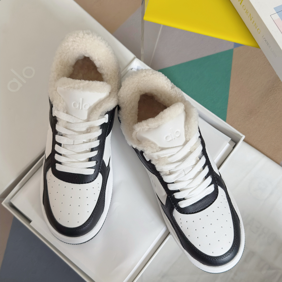 NO:613199,The top version of women's model ALO YOGA, the latest panda color matching, thick sole, velvet, warm, white shoes, casual sports shoes, original purchase, development, production, this ALO understands girls better than Nike!  Super versatile on the feet!  And super comfortable!  It’s a thick-soled model but not heavy on the feet at all!  Very light!  It looks even better with socks!  And it’s the same model recommended by celebrities~the upper toes are taller and the legs are slimmer!  Super suitable for us little girls ~ The overall shoe is also a classic color-blocking and contrasting design with delicate leather texture on the upper. Beautiful packaging at the delivery counter. Fabric: Original imported first-layer cowhide. Original customized warm wool lining. Original open-molded non-slip rubber sole. Bottom thickness 4CM. Size: Women's 35-40, casual shoes/sports shoes, sneakers, cowhide19860909顶级版本女款 ALO YOGA 最新 熊猫拼色 厚底 加绒 保暖 小白鞋 休闲 运动鞋 原版购入开发 做货 这款alo比耐克更懂女生！上脚超级百搭！而且超级舒适！是厚底款但是上脚一点都不沉重！非常轻便！套上袜套搭配更好看！而且还是明星同款推荐～上脚增高显腿细！超级适合我们小个子女生～鞋子整体也是经典的拼色撞色设计搭配鞋面细腻的真皮纹路肌理感 配送专柜精美包装 面料:原版进口头层牛皮 内里原版定制保暖羊毛里 鞋底原版开模防滑橡胶材质 底厚4CM Size:女款35-40,休闲鞋/运动鞋,sneakers,cowhide,Women's Shoes