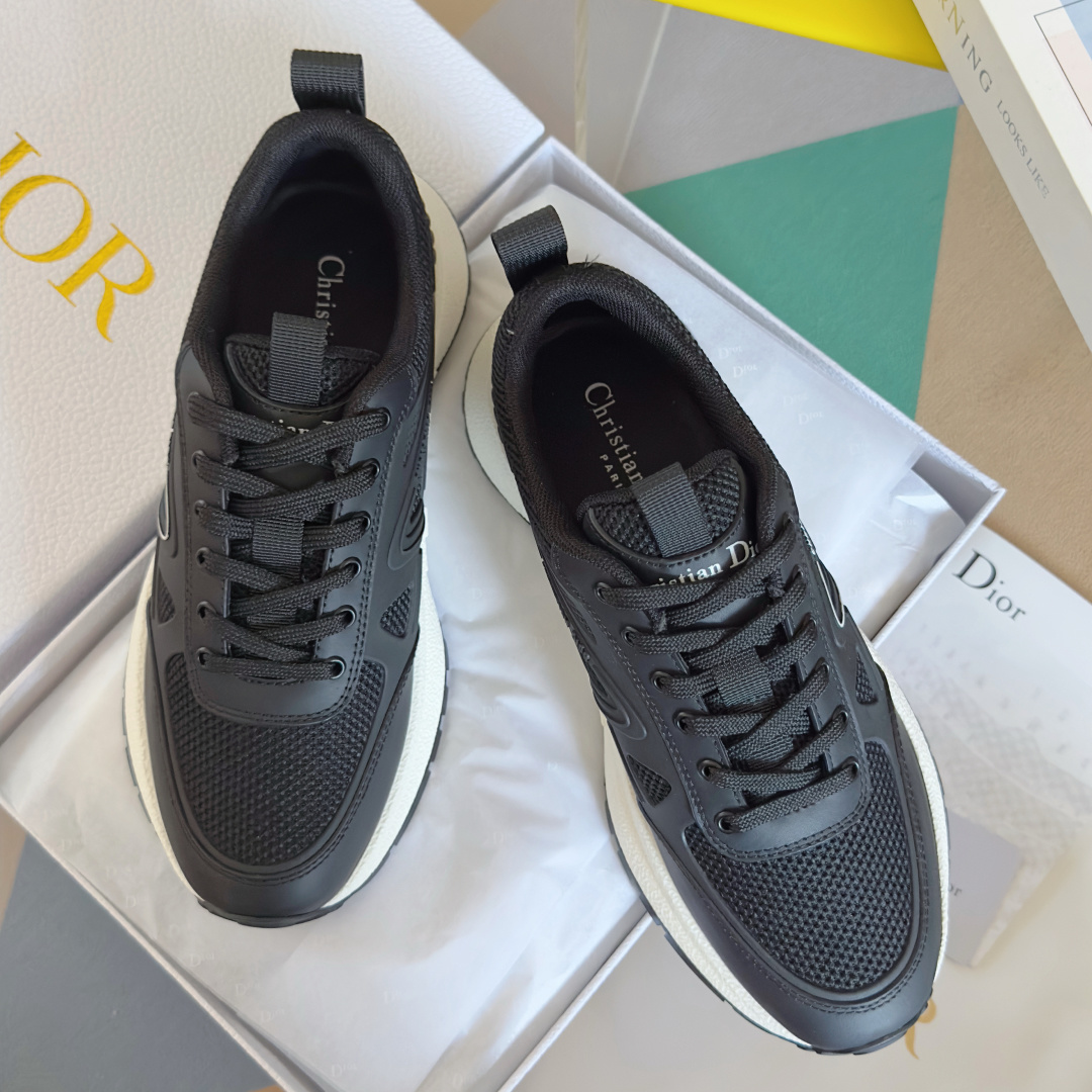 NO:613194,Top version of women's style / men's style Dior Dior's latest Run'n'Dior series couple's style thick-soled casual sneakers original purchase, development and production. This Run'n'Dior sneaker is a new product of the 2025 autumn series, reinterpreting the sports style with an elegant and fashionable shape. The upper is carefully made of white mesh fabric, and the laces and heel are decorated with the Christian Dior Paris logo. The exquisite two-color sole is light and soft, which can add a high-end temperament to all kinds of casual looks.  Exquisite packaging at the delivery counter Fabric: Original customized imported first-layer cowhide Lining: Imported soft sheepskin lining Sole: Original molded anti-slip rubber material Sole thickness 4CM Size: Women's 35-41 / Men's 39-45 (41/45 customized, casual shoes/sports shoes, dior, dior, sneakers, cowhide, sheepskin19860909顶级版本女款 / 男款 Dior迪奥 最新Run'n'Dior 系列 情侣款 厚底 休闲 运动鞋 原版购入开发 做货 这款 Run'n'Dior 运动鞋是二零二五秋季系列新品,以优雅时尚的造型重新演绎运动风格.鞋面采用白色网眼织物精心制作,鞋带和鞋跟饰以 Christian Dior Paris 标志.精致的双色鞋底轻盈柔软,可为各式休闲造型增添高订气质 配送专柜精美包装 面料 : 原版定制进口头层牛皮 内里 : 进口柔软羊皮里 鞋底 : 原版开模防滑橡胶材质 底厚 4CM Size : 女款35-41 / 男款39-45（41/45定制,休闲鞋/运动鞋,dior,dior,sneakers,cowhide,sheepskin,Women's Shoes