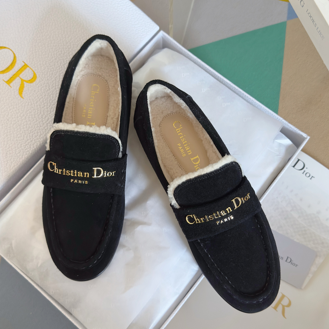 NO:594376,Top version of Dior Boy series for women, flat, warm, plush loafers. This Dior Boy loafer is a new product from the DiorAlps limited series, reinterpreting the classic design in an elegant style. The beige suede cow leather upper is paired with a white sheepskin fur integrated effect lining and an almond-shaped toe to enhance the style. The upper is embellished with a gold-finished metal Christian Dior Paris logo to enhance the style. It can be matched with various styles this season to make the elegant look more refined.  Exquisite packaging at the delivery counter. Fabric: Original customized imported first-layer cowhide. Lining: Imported warm wool lining. Sole: Original molded genuine leather outsole material. Sole thickness 4CM. Size: Women's 35-41, loafers, dior, dior, loro piana, loafers, cowhide, sheepskin, Leather soles.19860909顶级版本女款 Dior迪奥 Boy系列 平底 保暖 加绒 乐福鞋 这款 Dior Boy 乐福鞋是来自 DiorAlps 限定系列的新品,以高雅风格重新演绎经典设计.绳米色绒面牛皮革鞋面搭配白色羊皮革皮毛一体效果里料和杏仁形鞋头提升格调,鞋面点缀以金色饰面金属 Christian Dior Paris 标志提升格调.可与本季的各式造型搭配,令优雅的造型更加精致 配送专柜精美包装 面料 : 原版定制进口头层牛皮 内里 : 进口保暖羊毛里 鞋底 : 原版开模真皮大底材质 底厚 4CM Size : 女款35-41,乐福鞋,dior,dior,loro piana,loafers,cowhide,sheepskin,Leather soles,Women's Shoes