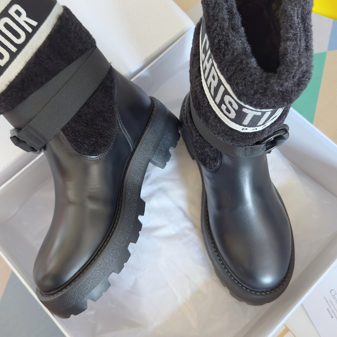 NO:594374,The top version of women's Dior Dior's latest D-Major series, warm boots, original purchase, development and production. This D-Major boots are eye-catching and show off your personality. The black cow leather upper is matched with the same-tone technical knitted fabric socks, decorated with a white Christian Dior logo strip pattern inspired by the Book Tote handbag. The adjustable strap highlights the ankle line, and the thick and light notch sole is more refined. The delivery counter is exquisitely packaged. The fabric is original and customized imported cowhide.  The lining is made of imported warm wool. The sole is made of original molded rubber foam. The sole thickness is 4.5CM. Size: women's 35-41, boots, dior, dior, boots, cowhide.19860909顶级版本女款 Dior迪奥 最新D-Major系列 保暖 短靴 原版购入开发 做货 这款 D-Major 靴子醒目吸睛,彰显个性.黑色牛皮革鞋面搭配同色调科技针织面料袜筒,饰以灵感源自 Book Tote 手袋的白色Christian Dior 标志条形图案.可调节饰带突显脚踝线条,厚实而轻盈的凹口鞋底更显精致 配送专柜精美包装 面料原版定制进口牛皮 内里进口保暖羊毛里 鞋底原版开模橡胶发泡材质 底厚4.5CM Size:女款35-41,靴子,dior,dior,boots,cowhide,Women's Shoes