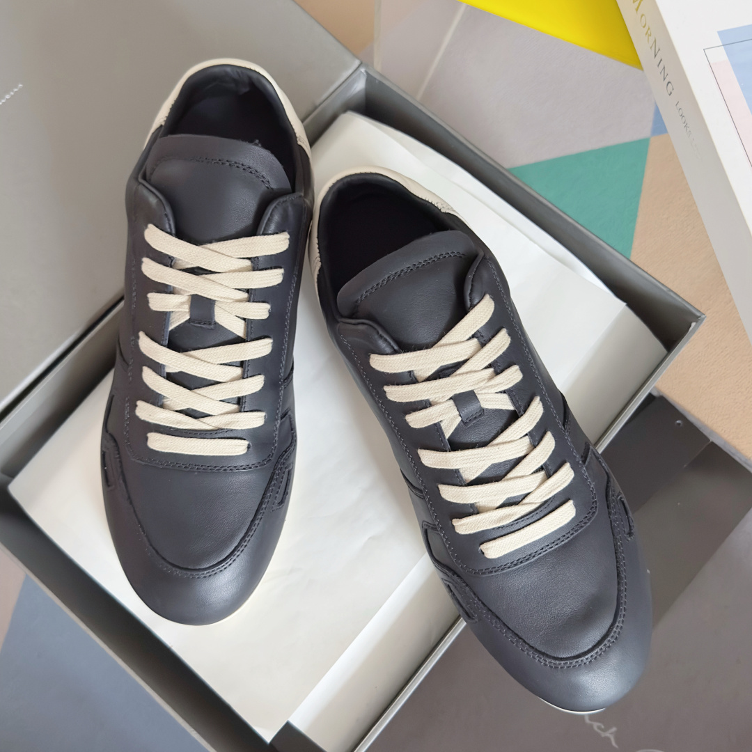 NO:594356,Top version women's / men's Rick Owens Owens Minimal series RO retro moral training shoes couple's casual sports shoes football shoes Rick Owens' new Concordians Minimal sports shoes are from the brand's autumn and winter series, subtracting from the retro running shoes. It presents a versatile round toe silhouette and is equipped with the brand's iconic 'Shark Tooth' shark tooth sole. The bottom extends from the brand's iconic one-piece diagonal contrasting side stripes, and the overall design is simple and elegant. The delivery counter is exquisitely packaged Fabric: Original custom imported first-layer cowhide Lining: Imported soft sheepskin lining Sole: Original open-molded non-slip TPU material Increased 2.5cm Size: Women's 35-41 / Men's 39-45, casual shoes/sports shoes, sneakers, cowhide, sheepskin19860909顶级版本女款 / 男款 Rick Owens 欧文斯Minimal 系列 RO 复古 德训鞋 情侣款 休闲 运动鞋 足球鞋 Rick Owens 新款 Concordians Minimal运动鞋来自品牌秋冬系列,在复古跑鞋的基础上做減法 它呈现百搭的圆头廓形,配有品牌标志性的“Shark Tooth”鲨鱼齿鞋底 底部延伸出品牌标志性的一体式斜角撞色侧条纹,整体设计简约大方 配送专柜精美包装 面料 : 原版定制进口头层牛皮 内里 : 进口柔软羊皮里 鞋底 : 原版开模防滑TPU材质 增高 2.5cm Size : 女款35-41 / 男款39-45,休闲鞋/运动鞋,sneakers,cowhide,sheepskin,Women's Shoes