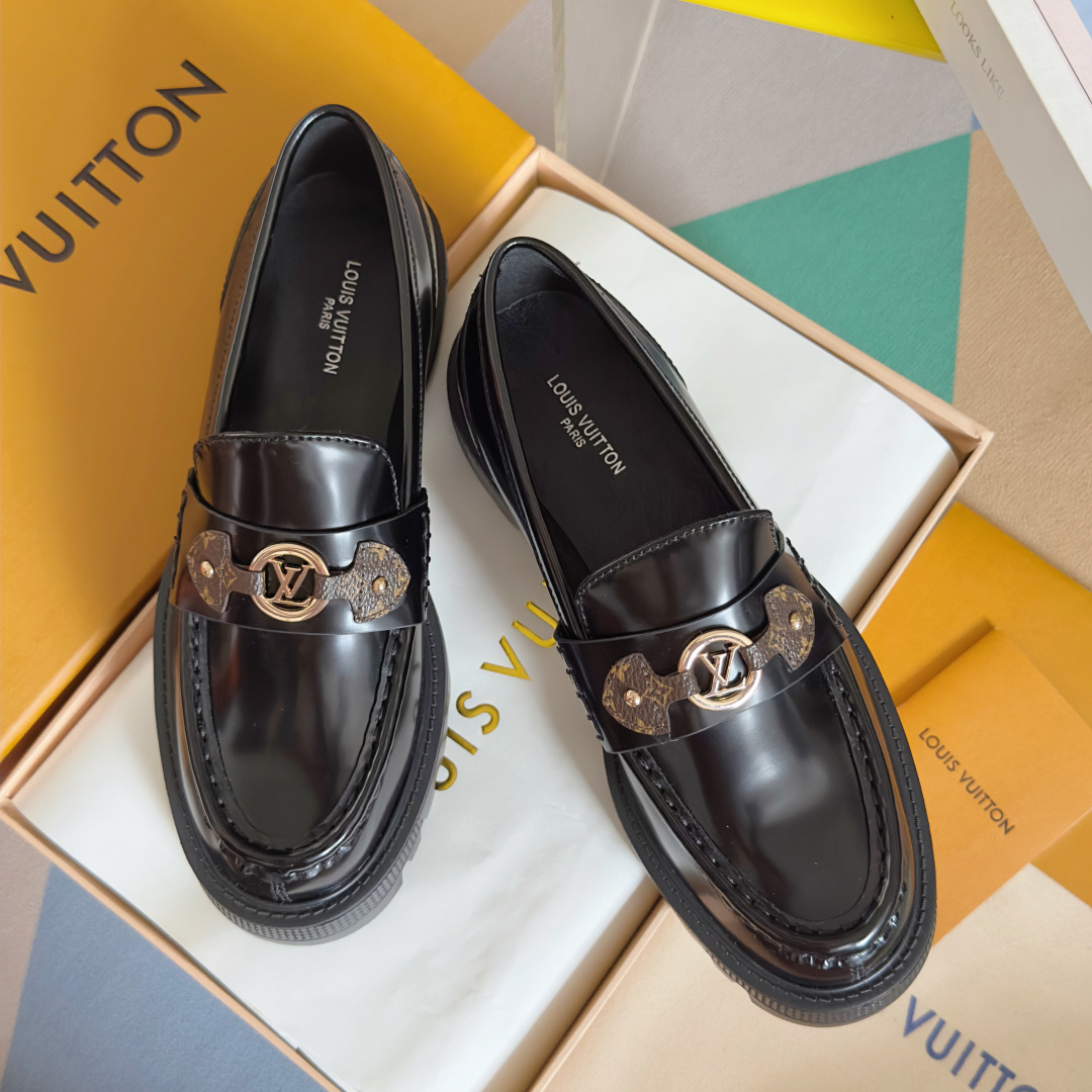 NO:592836,The top version of women's LV Louis Vuitton L Jialu brand District series thick-soled loafers. This District loafer has a thick and light EVA ridged outsole, declaring a trendy attitude of combining strength and softness. The smooth cow leather upper highlights the large metal LV Circle logo, and the studded Monogram canvas ribbon references Louis Vuitton's leather design. Exquisite packaging at the delivery counter. Fabric: Original custom imported first-layer cowhide. Lining: Imported soft sheepskin lining.  Sole: original molded rubber foam material, sole thickness 3.5cm Size: women's 35-41 (set at 40.41), loafers, louis vuitton, louis vuitton, louis vuitton, louis vuitton, loafers, cowhide, sheepskin19860909顶级版本女款 LV路易威登 L家驴牌 District系列 厚底 乐福鞋 本款 District 乐福鞋拥有厚实而轻盈的 EVA 凸纹外底,宣示刚柔并济的潮流态度.光滑牛皮革鞋面烘托大号金属 LV Circle 标识,点缀饰钉的 Monogram 帆布饰带援引路易威登的皮具设计. 配送专柜精美包装 面料 : 原版定制进口头层牛皮 内里 : 进口柔软羊皮里 鞋底 : 原版开模橡胶发泡材质 底厚 3.5cm Size : 女款35-41（40.41定）,乐福鞋,louis vuitton,louis vuitton,louis vuitton,louis vuitton,loafers,cowhide,sheepskin,Women's Shoes