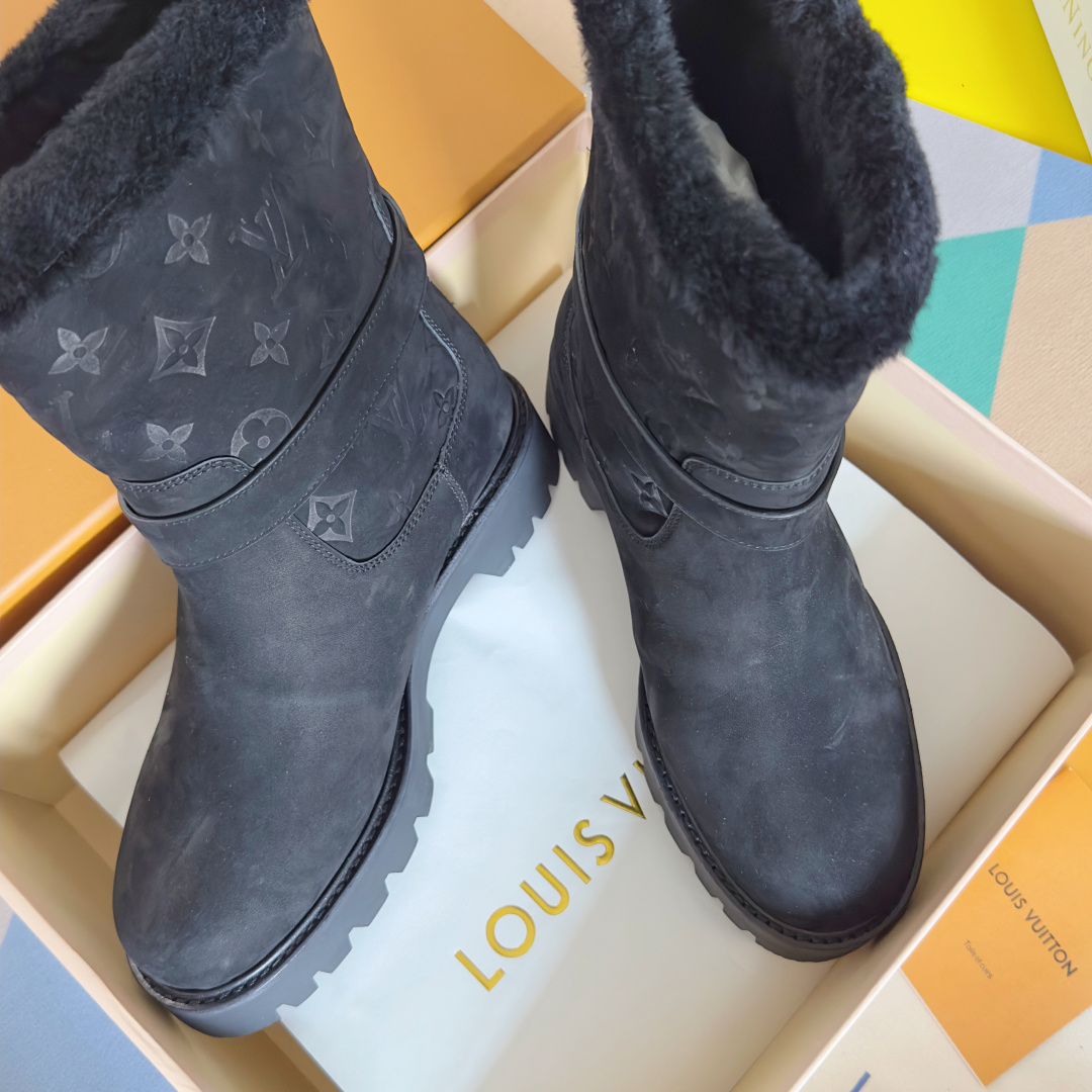 NO:592855,The top version for women, LV Louis Vuitton, L Family, Donkey Brand, Monogram Series, fur-integrated, thick-soled snow boots, Monogram fur snow boots, frosted cowhide + classic presbyopia embossing, with a delicate and high-end texture. The inner sheepskin fur is integrated, soft and warm, super comfortable to wear in autumn and winter!  The thick sole design has a heightening effect, western cowboy style + metal buckle, practical and fashionable. Exquisite packaging at the delivery counter. Fabric: Original custom imported first-layer cowhide. Lining: Imported warm wool lining. Sole: Original open-molded non-slip rubber material. Sole thickness 3.5cm. Size: Women's 35-41 (40.41 fixed), snow boots, louis vuitton, louis vuitton, louis vuitton, louis  vuitton,boots,cowhide,sheepskin19860909顶级版本女款 LV 路易威登 L家 驴牌 Monogram系列 皮毛一体 厚底 雪地靴 Monogram毛毛雪地靴,磨砂牛皮+经典老花压印,质感细腻又高级艹.内里羊皮毛一体,柔软保暖,秋冬穿超舒服！厚底设计有增高效果,西部牛仔风+金属扣带,实用又时髦 配送专柜精美包装 面料 : 原版定制进口头层牛皮 内里 : 进口保暖羊毛里 鞋底 : 原版开模防滑橡胶材质 底厚 3.5cm Size : 女款35-41（40.41定）,雪地靴,louis vuitton,louis vuitton,louis vuitton,louis vuitton,boots,cowhide,sheepskin,Women's Shoes