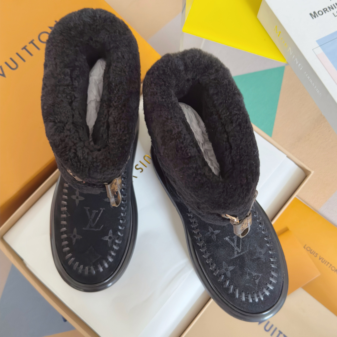 NO:594352,Top version for women LV Louis Vuitton L Home Donkey Brand Cortina Series Wool Boots Snow Boots Short Boots This Cortina ankle boots are from the LV Ski series, integrating suede cow leather uppers and comfortable shearling linings. Monogram pattern uppers and leather laces embellished with the LV Circle logo create exquisite details. Paired with non-slip rubber outsoles, they can be seamlessly matched between winter holidays and urban life. Exquisite packaging at the delivery counter Fabric:  Original customized imported first-layer cowhide lining: imported warm wool lining sole: original molded non-slip TPU material sole thickness 4.5cm Size: women's 35-41, snow boots, louis vuitton, louis vuitton, louis vuitton, louis vuitton, boots, cowhide19860909顶级版本女款 LV路易威登L家 驴牌 Cortina系列 毛靴 雪地靴 短靴 本款 Cortina 及踝靴出自 LV Ski 系列,将绒面牛皮革鞋面与舒适羊毛皮内衬融于一体.Monogram 图案鞋面与点缀 LV Circle 标识的皮革鞋带构筑考究细节.搭配防滑橡胶外底,可于冬日假期与都市生活间无缝切 配送专柜精美包装 面料 : 原版定制进口头层牛皮 内里 : 进口保暖羊毛里 鞋底 : 原版开模防滑TPU材质 底厚 4.5cm Size : 女款35-41,雪地靴,louis vuitton,louis vuitton,louis vuitton,louis vuitton,boots,cowhide,Women's Shoes