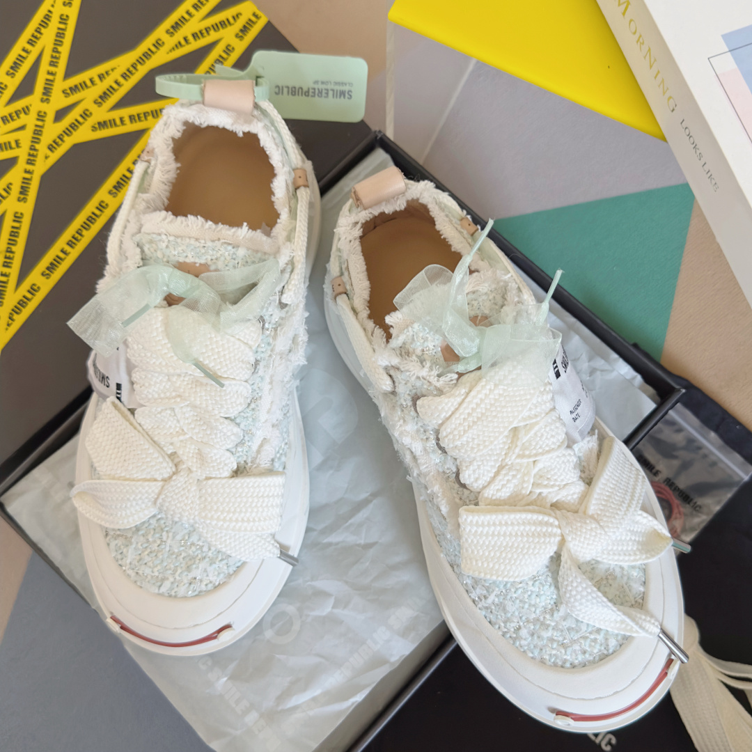 NO:613202,The top version of the women's model, SmileRepublic Tan Jianci, is the same style. Thick sole. Smile. Canvas shoes. Couple model. Casual sneakers. Original purchase and development. Production. Internet celebrity king's popular casual series for couples. Big-toe shoes. Beggar shoes sneakers. SmlieRepublic comes from an American brand. Today's popular elements, lace workmanship, large wide laces and bow textures are presented. The appearance of the big-toe soles is quite retro. When paired together, it brings a strong visual impact!  It also represents the latest popular iconic color matching. The customized paper logo on the side of the shoe is of course the most eye-catching presence. The delivery counter is exquisitely packaged. Fabric: Original customized high-density canvas. The lining is imported first-layer cowhide. The sole is made of original molded rubber. The sole thickness is 4.5CM. Size: Women's 35-40, casual shoes/sports shoes, sneakers, cowhide.19860909顶级版本女款 SmileRepublic檀健次同款 厚底 开口笑 帆布鞋 情侣款 休闲 运动鞋 原版购入开发 做货 网红王炸大爆款情侣休闲系列 大头鞋 乞丐鞋运动鞋 SmlieRepublic来源于美国品牌,今天流行元素,絮絮花边工艺,大宽鞋带蝴蝶结纹理形式呈现,大头鞋底外形颇具复古感,搭配起来带来极强的视觉冲击感的同时！ 也代表了最新流行的标志性配色鞋身侧面的定制纸标Logo当然是最抢眼的存在 配送专柜精美包装 面料:原版定制高密度帆布 内里进口头层牛皮里 鞋底原版开模橡胶材质 底厚4.5CM Size:女款35-40,休闲鞋/运动鞋,sneakers,cowhide,Women's Shoes