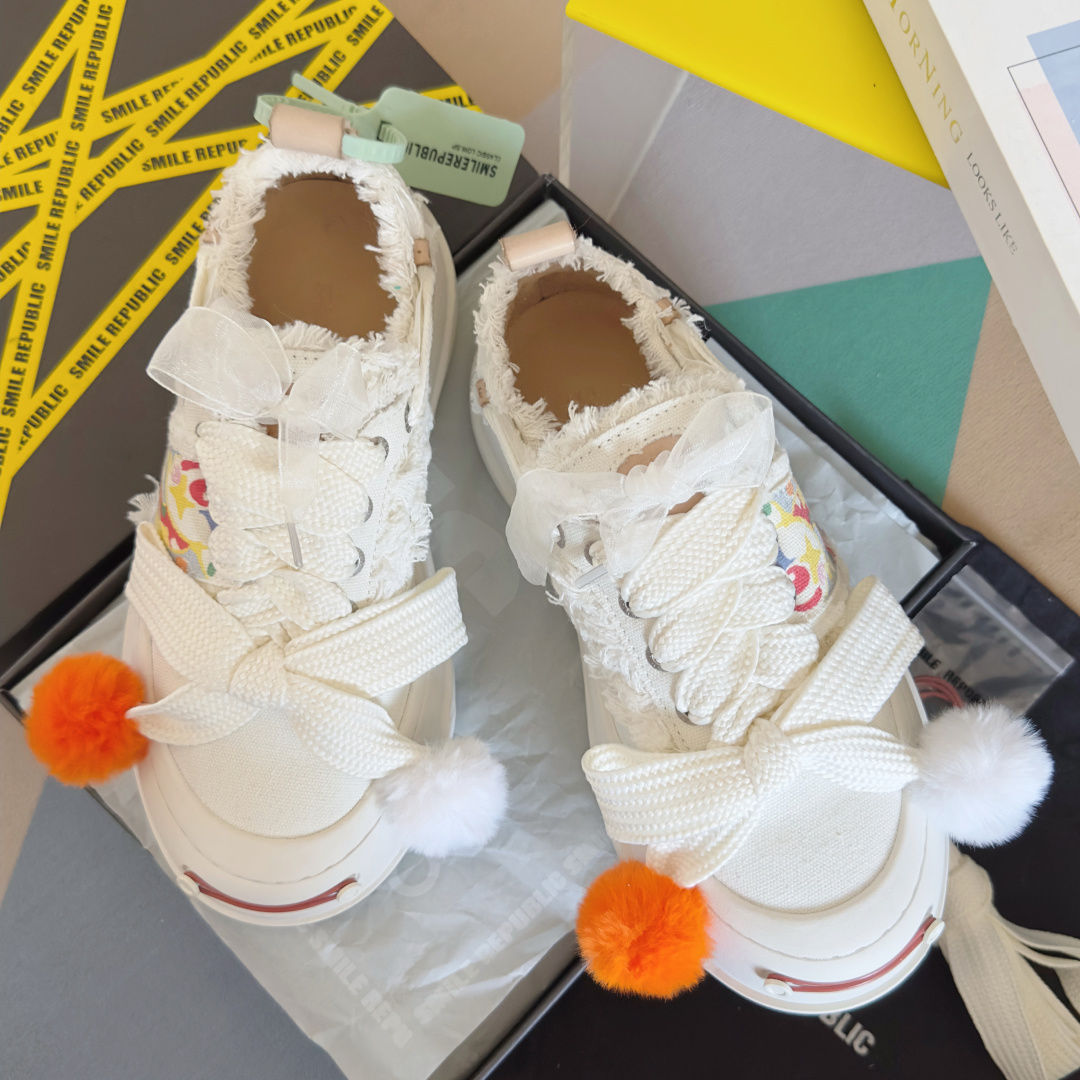 NO:613206,The top version of the couple's model, SmileRepublic Tan Jianci's same style, thick sole, open smile, canvas shoes, couple's model, casual, sneakers, original purchase and development, production, internet celebrity king's big hit couple's casual series, big toe shoes, beggar shoes sneakers, SmlieRepublic comes from the American brand, today's popular elements, lace craftsmanship, large wide laces and bow texture form, the big toe sole has a retro feel, and the combination brings a strong visual impact!  It also represents the latest popular iconic color matching. The customized paper logo on the side of the shoe is of course the most eye-catching presence. The delivery counter is exquisitely packaged. Fabric: Original customized high-density canvas. The lining is imported first-layer cowhide. The sole is made of original molded rubber. The sole thickness is 4.5CM. Size: Women's 35-40 / Men's 39-45, casual shoes/sports shoes, sneakers, cowhide.19860909顶级版本情侣款 SmileRepublic檀健次同款 厚底 开口笑 帆布鞋 情侣款 休闲 运动鞋 原版购入开发 做货 网红王炸大爆款情侣休闲系列 大头鞋 乞丐鞋运动鞋 SmlieRepublic来源于美国品牌,今天流行元素,絮絮花边工艺,大宽鞋带蝴蝶结纹理形式呈现,大头鞋底外形颇具复古感,搭配起来带来极强的视觉冲击感的同时！ 也代表了最新流行的标志性配色鞋身侧面的定制纸标Logo当然是最抢眼的存在 配送专柜精美包装 面料:原版定制高密度帆布 内里进口头层牛皮里 鞋底原版开模橡胶材质 底厚4.5CM Size:女款35-40 / 男款39-45,休闲鞋/运动鞋,sneakers,cowhide,Women's Shoes