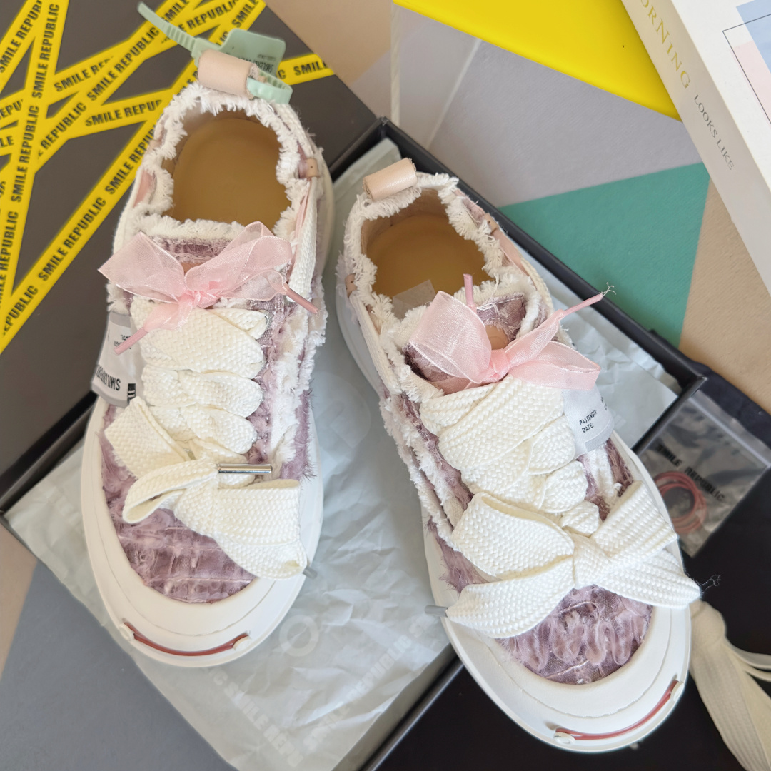 NO:613210,The top version of the women's model, SmileRepublic Tan Jianci, is the same style. Thick sole. Smile. Canvas shoes. Couple model. Casual sneakers. Original purchase and development. Production. Internet celebrity king's popular casual series for couples. Big-toe shoes. Beggar shoes sneakers. SmlieRepublic comes from an American brand. Today's popular elements, lace workmanship, large wide laces and bow textures are presented. The appearance of the big-toe soles is quite retro. When paired together, it brings a strong visual impact!  It also represents the latest popular iconic color matching. The customized paper logo on the side of the shoe is of course the most eye-catching presence. The delivery counter is exquisitely packaged. Fabric: Original customized high-density canvas. The lining is imported first-layer cowhide. The sole is made of original molded rubber. The sole thickness is 4.5CM. Size: Women's 35-40, casual shoes/sports shoes, sneakers, cowhide.19860909顶级版本女款 SmileRepublic檀健次同款 厚底 开口笑 帆布鞋 情侣款 休闲 运动鞋 原版购入开发 做货 网红王炸大爆款情侣休闲系列 大头鞋 乞丐鞋运动鞋 SmlieRepublic来源于美国品牌,今天流行元素,絮絮花边工艺,大宽鞋带蝴蝶结纹理形式呈现,大头鞋底外形颇具复古感,搭配起来带来极强的视觉冲击感的同时！ 也代表了最新流行的标志性配色鞋身侧面的定制纸标Logo当然是最抢眼的存在 配送专柜精美包装 面料:原版定制高密度帆布 内里进口头层牛皮里 鞋底原版开模橡胶材质 底厚4.5CM Size:女款35-40,休闲鞋/运动鞋,sneakers,cowhide,Women's Shoes