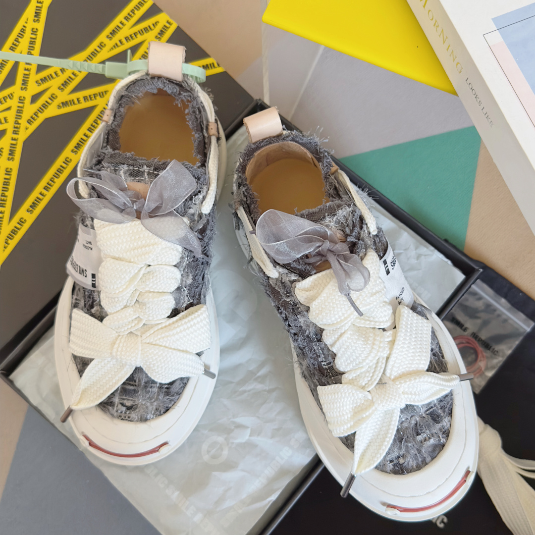 NO:613214,The top version of the couple's model, SmileRepublic Tan Jianci's same style, thick sole, open smile, canvas shoes, couple's model, casual, sneakers, original purchase and development, production, internet celebrity king's big hit couple's casual series, big toe shoes, beggar shoes sneakers, SmlieRepublic comes from the American brand, today's popular elements, lace craftsmanship, large wide laces and bow texture form, the big toe sole has a retro feel, and the combination brings a strong visual impact!  It also represents the latest popular iconic color matching. The customized paper logo on the side of the shoe is of course the most eye-catching presence. The delivery counter is exquisitely packaged. Fabric: Original customized high-density canvas. The lining is imported first-layer cowhide. The sole is made of original molded rubber. The sole thickness is 4.5CM. Size: Women's 35-40/Men's 39-45, casual shoes/sports shoes, sneakers, cowhide.19860909顶级版本情侣款 SmileRepublic檀健次同款 厚底 开口笑 帆布鞋 情侣款 休闲 运动鞋 原版购入开发 做货 网红王炸大爆款情侣休闲系列 大头鞋 乞丐鞋运动鞋 SmlieRepublic来源于美国品牌,今天流行元素,絮絮花边工艺,大宽鞋带蝴蝶结纹理形式呈现,大头鞋底外形颇具复古感,搭配起来带来极强的视觉冲击感的同时！ 也代表了最新流行的标志性配色鞋身侧面的定制纸标Logo当然是最抢眼的存在 配送专柜精美包装 面料:原版定制高密度帆布 内里进口头层牛皮里 鞋底原版开模橡胶材质 底厚4.5CM Size:女款35-40 /男款39-45,休闲鞋/运动鞋,sneakers,cowhide,Women's Shoes