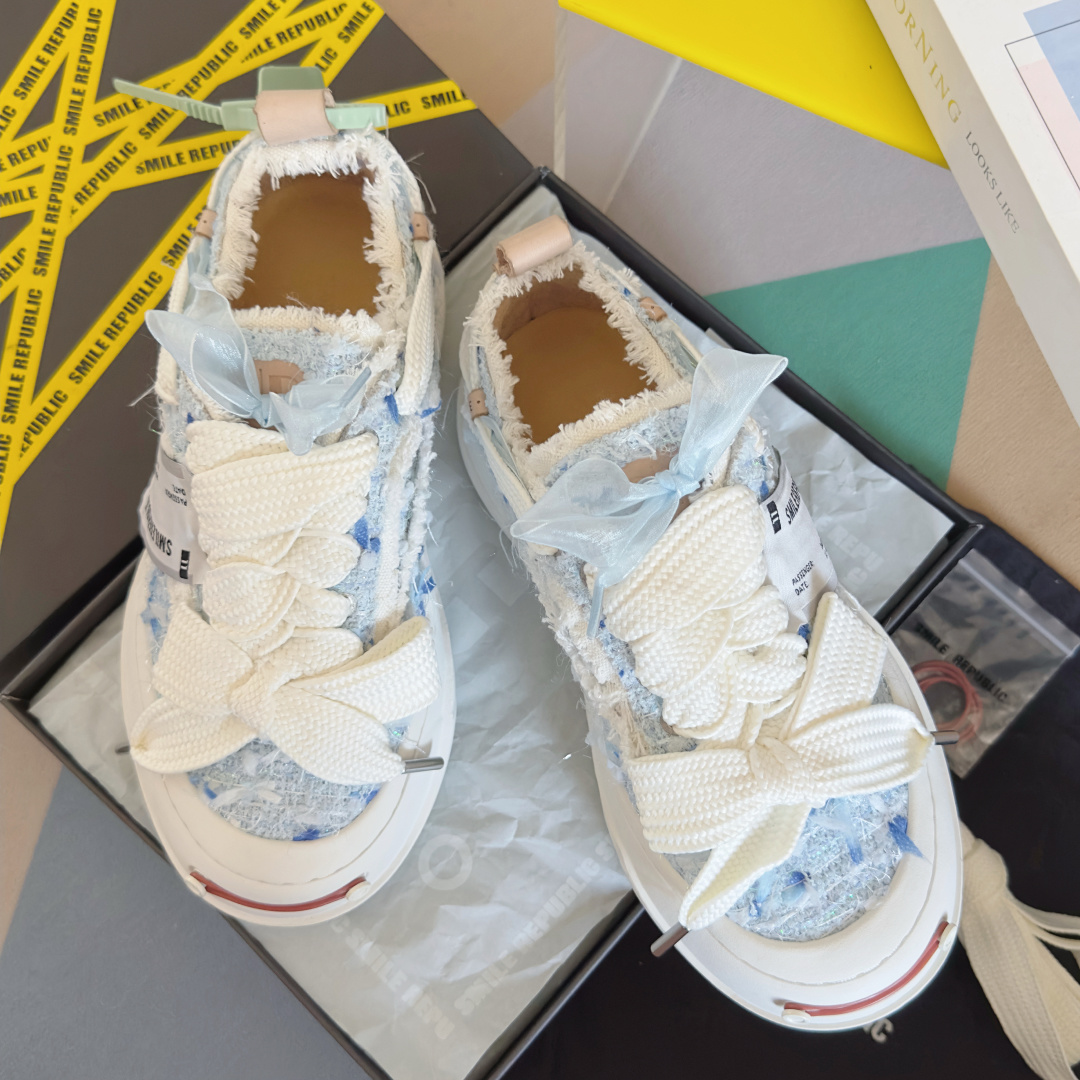 NO:613218,The top version of the women's model, SmileRepublic Tan Jianci, is the same style. Thick sole. Smile. Canvas shoes. Couple model. Casual sneakers. Original purchase and development. Production. Internet celebrity king's popular casual series for couples. Big-toe shoes. Beggar shoes sneakers. SmlieRepublic comes from an American brand. Today's popular elements, lace workmanship, large wide laces and bow textures are presented. The appearance of the big-toe soles is quite retro. When paired together, it brings a strong visual impact!  It also represents the latest popular iconic color matching. The customized paper logo on the side of the shoe is of course the most eye-catching presence. The delivery counter is exquisitely packaged. Fabric: Original customized high-density canvas. The lining is imported first-layer cowhide. The sole is made of original molded rubber. The sole thickness is 4.5CM. Size: Women's 35-40, casual shoes/sports shoes, sneakers, cowhide.19860909顶级版本女款 SmileRepublic檀健次同款 厚底 开口笑 帆布鞋 情侣款 休闲 运动鞋 原版购入开发 做货 网红王炸大爆款情侣休闲系列 大头鞋 乞丐鞋运动鞋 SmlieRepublic来源于美国品牌,今天流行元素,絮絮花边工艺,大宽鞋带蝴蝶结纹理形式呈现,大头鞋底外形颇具复古感,搭配起来带来极强的视觉冲击感的同时！ 也代表了最新流行的标志性配色鞋身侧面的定制纸标Logo当然是最抢眼的存在 配送专柜精美包装 面料:原版定制高密度帆布 内里进口头层牛皮里 鞋底原版开模橡胶材质 底厚4.5CM Size:女款35-40,休闲鞋/运动鞋,sneakers,cowhide,Women's Shoes