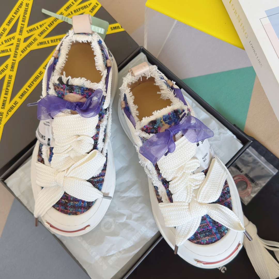 NO:613222,The top version of the couple's model, SmileRepublic Tan Jianci's same style, thick sole, open smile, canvas shoes, couple's model, casual, sneakers, original purchase and development, production, internet celebrity king's big hit couple's casual series, big toe shoes, beggar shoes sneakers, SmlieRepublic comes from the American brand, today's popular elements, lace craftsmanship, large wide laces and bow texture form, the big toe sole has a retro feel, and the combination brings a strong visual impact!  It also represents the latest popular iconic color matching. The customized paper logo on the side of the shoe is of course the most eye-catching presence. The delivery counter is exquisitely packaged. Fabric: Original customized high-density canvas. The lining is imported first-layer cowhide. The sole is made of original molded rubber. The sole thickness is 4.5CM. Size: Women's 35-40/Men's 39-45, casual shoes/sports shoes, sneakers, cowhide.19860909顶级版本情侣款 SmileRepublic檀健次同款 厚底 开口笑 帆布鞋 情侣款 休闲 运动鞋 原版购入开发 做货 网红王炸大爆款情侣休闲系列 大头鞋 乞丐鞋运动鞋 SmlieRepublic来源于美国品牌,今天流行元素,絮絮花边工艺,大宽鞋带蝴蝶结纹理形式呈现,大头鞋底外形颇具复古感,搭配起来带来极强的视觉冲击感的同时！ 也代表了最新流行的标志性配色鞋身侧面的定制纸标Logo当然是最抢眼的存在 配送专柜精美包装 面料:原版定制高密度帆布 内里进口头层牛皮里 鞋底原版开模橡胶材质 底厚4.5CM Size:女款35-40 /男款39-45,休闲鞋/运动鞋,sneakers,cowhide,Women's Shoes