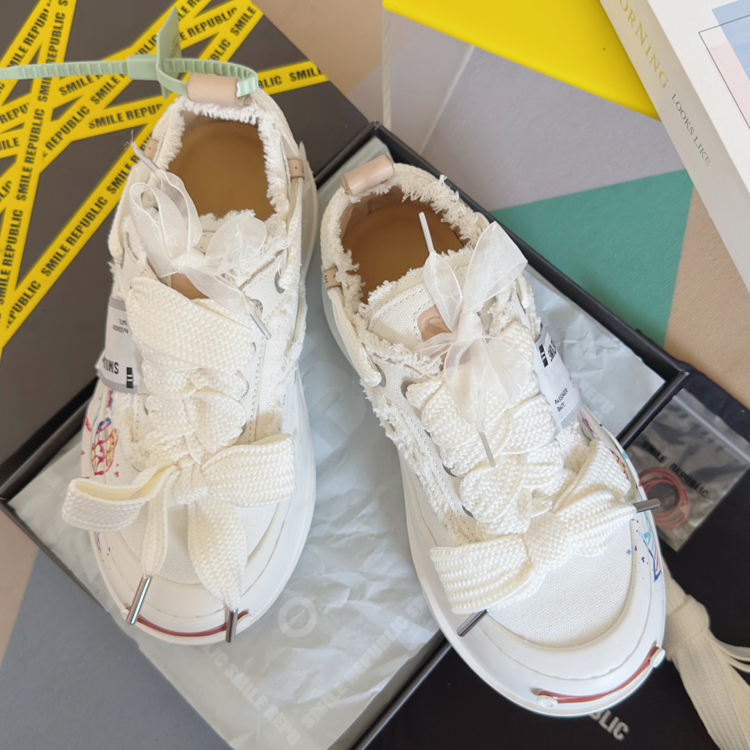 NO:613226,The top version of the couple's model, SmileRepublic Tan Jianci's same style, thick sole, open smile, canvas shoes, couple's model, casual, sneakers, original purchase and development, production, internet celebrity king's big hit couple's casual series, big toe shoes, beggar shoes sneakers, SmlieRepublic comes from the American brand, today's popular elements, lace craftsmanship, large wide laces and bow texture form, the big toe sole has a retro feel, and the combination brings a strong visual impact!  It also represents the latest popular iconic color matching. The customized paper logo on the side of the shoe is of course the most eye-catching presence. The delivery counter is exquisitely packaged. Fabric: Original customized high-density canvas. The lining is imported first-layer cowhide. The sole is made of original molded rubber. The sole thickness is 4.5CM. Size: Women's 35-40 / Men's 39-45, casual shoes/sports shoes, sneakers, cowhide.19860909顶级版本情侣款 SmileRepublic檀健次同款 厚底 开口笑 帆布鞋 情侣款 休闲 运动鞋 原版购入开发 做货 网红王炸大爆款情侣休闲系列 大头鞋 乞丐鞋运动鞋 SmlieRepublic来源于美国品牌,今天流行元素,絮絮花边工艺,大宽鞋带蝴蝶结纹理形式呈现,大头鞋底外形颇具复古感,搭配起来带来极强的视觉冲击感的同时！ 也代表了最新流行的标志性配色鞋身侧面的定制纸标Logo当然是最抢眼的存在 配送专柜精美包装 面料:原版定制高密度帆布 内里进口头层牛皮里 鞋底原版开模橡胶材质 底厚4.5CM Size:女款35-40 / 男款39-45,休闲鞋/运动鞋,sneakers,cowhide,Women's Shoes