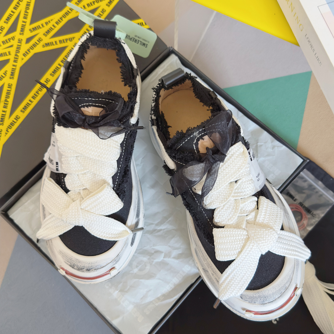 NO:613230,The top version of the women's model, SmileRepublic Tan Jianci, is the same style. Thick sole. Smile. Canvas shoes. Couple model. Casual sneakers. Original purchase and development. Production. Internet celebrity king's popular casual series for couples. Big-toe shoes. Beggar shoes sneakers. SmlieRepublic comes from an American brand. Today's popular elements, lace workmanship, large wide laces and bow textures are presented. The appearance of the big-toe soles is quite retro. When paired together, it brings a strong visual impact!  It also represents the latest popular iconic color matching. The customized paper logo on the side of the shoe is of course the most eye-catching presence. The delivery counter is exquisitely packaged. Fabric: Original customized high-density canvas. The lining is imported first-layer cowhide. The sole is made of original molded rubber. The sole thickness is 4.5CM. Size: Women's 35-40, casual shoes/sports shoes, sneakers, cowhide.19860909顶级版本女款 SmileRepublic檀健次同款 厚底 开口笑 帆布鞋 情侣款 休闲 运动鞋 原版购入开发 做货 网红王炸大爆款情侣休闲系列 大头鞋 乞丐鞋运动鞋 SmlieRepublic来源于美国品牌,今天流行元素,絮絮花边工艺,大宽鞋带蝴蝶结纹理形式呈现,大头鞋底外形颇具复古感,搭配起来带来极强的视觉冲击感的同时！ 也代表了最新流行的标志性配色鞋身侧面的定制纸标Logo当然是最抢眼的存在 配送专柜精美包装 面料:原版定制高密度帆布 内里进口头层牛皮里 鞋底原版开模橡胶材质 底厚4.5CM Size:女款35-40,休闲鞋/运动鞋,sneakers,cowhide,Women's Shoes