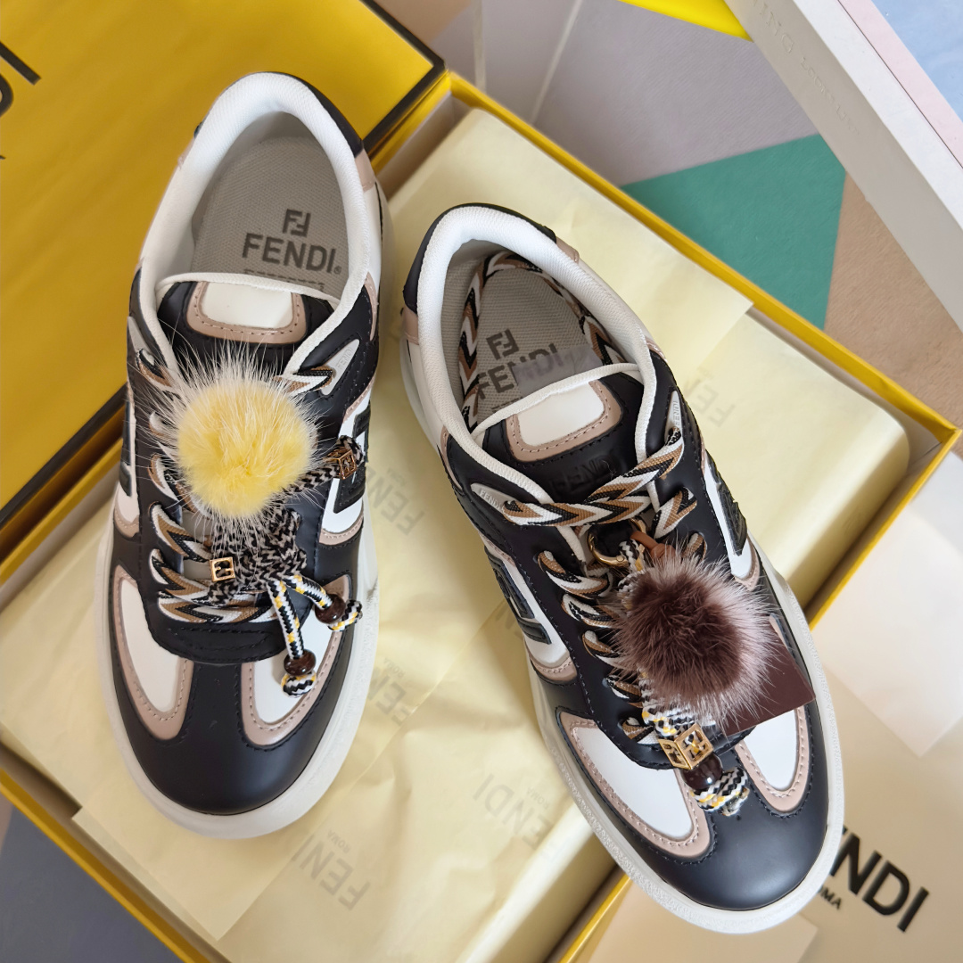 NO:613198,Top version of women's Fendi Fendi thick-soled match series small dolls casual sports shoes original purchase development and production original purchase development and production this FENDI  Match lace-up sneakers. Made of white leather with beige details. Contrast leather FF appliqués on the sides and hiking laces in white, beige and brown. Thick rubber sole with oversized embossed FENDI lettering at the heel. Upper tongue  Metal ring charm The right shoe features a braided toy with contrasting mink details and a gold-tone metal FF bracelet. The left shoe features a braided rope with contrasting mink double pompoms, metal FF beads and Pequin print and logo  The delivery counter is exquisitely packaged. The fabric is original and customized imported first-layer cowhide. The lining is imported and customized breathable mesh. The sole is original molded and ultra-light foam material. The sole thickness is 5CM. Size: women's 35-40, casual shoes/sports shoes, fendi, fendi, sneakers, bracelet, cowhide.19860909顶级版本女款 Fendi芬迪 厚底match系列 小玩偶 休闲 运动鞋 原版购入开发 做货 原版购入开发 做货 这款FENDI Match系带运动鞋.白色皮革材质,带米色细节.侧边饰有撞色皮革FF贴花,白色、米色和棕色登山鞋带.橡胶厚鞋底,后跟处饰有超大凸纹压花FENDI字样.鞋舌上饰有金属环挂饰右鞋上饰有带撞色貂毛细节和金色金属FF图案手链的编绳小玩偶.左鞋上饰有一条带撞色貂毛双绒球的编绳,饰有金属FF圆珠,以及Pequin印花图案和标志 配送专柜精美包装 面料原版定制进口头层牛皮 内里进口定制透气网里 鞋底原版开模超轻发泡材质 底厚5CM Size:女款35-40,休闲鞋/运动鞋,fendi,fendi,sneakers,bracelet,cowhide,Women's Shoes