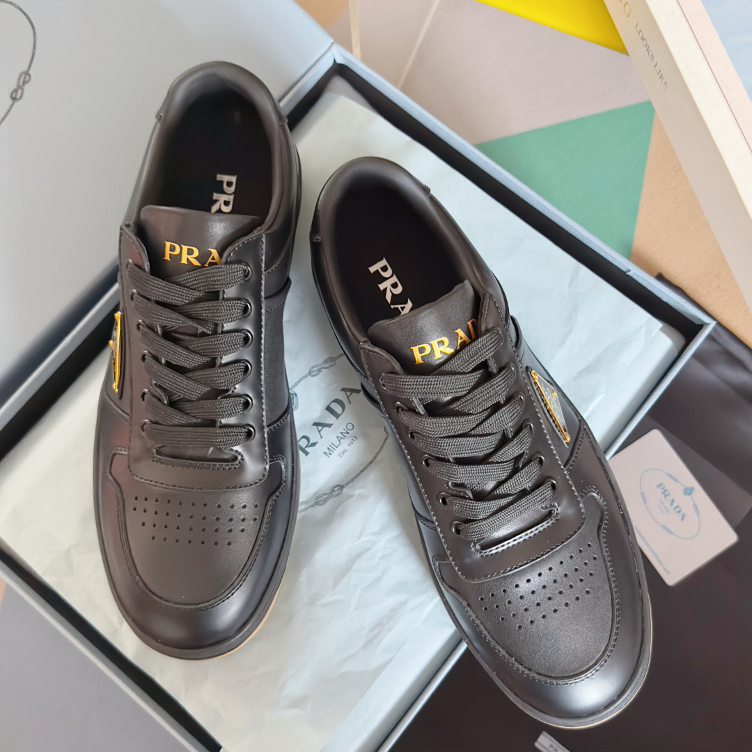 NO:613177,Top version of couple's model Prada Prada Downtown series couple's model triangle logo casual sneakers sneakers This Nappa leather sneaker adopts a contemporary sporty design with simple lines and a lightweight rubber sole. The Prada logo is interpreted from different angles and is decorated with the iconic enameled metal triangle, highlighting the unique classic charm. Exquisite packaging at the delivery counter. Fabric: Original custom imported first-layer cowhide. Lining: Imported soft sheepskin lining. Sole:  Original open mold non-slip rubber material, bottom thickness 3.5cm Size: women's 35-40 / men's 39-45, casual shoes/sports shoes, prada, prada, sneakers, cowhide, sheepskin19860909顶级版本情侣款 Prada普拉达 Downtown系列 情侣款 三角标 休闲 运动鞋 板鞋 这款Nappa皮革运动鞋采用富有当代魅力的运动风设计,线条简洁,搭配轻盈的橡胶鞋底.通过不同角度演绎Prada徽标,饰有标志性的涂珐琅金属三角形,彰显别具一格的经典魅力 配送专柜精美包装 面料 : 原版定制进口头层牛皮 内里 : 进口柔软羊皮里 鞋底 : 原版开模防滑橡胶材质 底厚 3.5cm Size : 女款35-40 / 男款39-45,休闲鞋/运动鞋,prada,prada,sneakers,cowhide,sheepskin,Women's Shoes