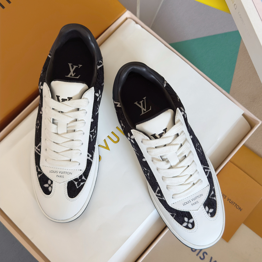 NO:613171,Top version of women's model LV Louis Vuitton L Family Donkey Flash Series Casual Sports Shoes Moral Shoes This LV Flash sneaker debuts in the 2026 spring and summer series with a simple and fashionable configuration. The leather patch on the cow leather upper is integrated with distinctive stitching and brand logo embossing, showing the inspiration of Louis Vuitton leather goods. The same color rubber outsole blooms with Monogram flowers. Exquisite packaging at the delivery counter. Fabric: Original custom imported first-layer cowhide. Lining:  Imported soft sheepskin lining Sole: Original open-molded non-slip rubber material Sole thickness 2.5cm Size: Women's 35-41 (41 customized, casual shoes/sports shoes, louis vuitton, louis vuitton, louis vuitton, louis vuitton, sneakers, cowhide, sheepskin19860909顶级版本女款 LV路易威登 L家 驴牌 Flash系列 休闲 运动鞋 德训鞋 本款 LV Flash 运动鞋以简约时尚构型亮相 2026 春夏系列.牛皮革鞋面上的皮革贴饰融入鲜明缝线与品牌标识压纹,道出路易威登皮具的灵感启发.同色橡胶外底绽放 Monogram 花卉 配送专柜精美包装 面料 : 原版定制进口头层牛皮 内里 : 进口柔软羊皮里 鞋底 : 原版开模防滑橡胶材质 底厚 2.5cm Size : 女款35-41（41定制,休闲鞋/运动鞋,louis vuitton,louis vuitton,louis vuitton,louis vuitton,sneakers,cowhide,sheepskin,Women's Shoes