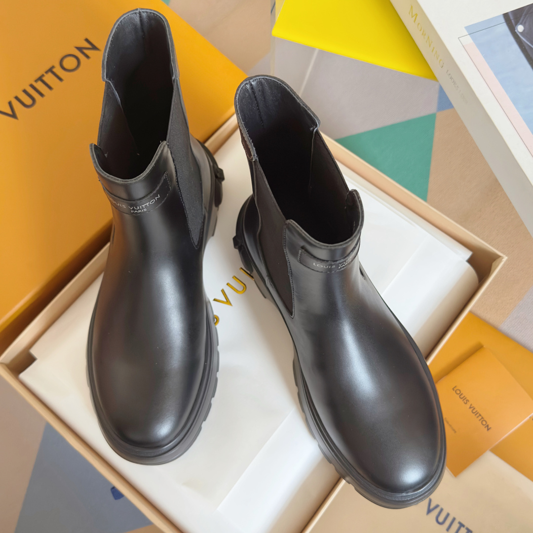 NO:616223,Top version for women LV Louis Vuitton L Home Donkey Brand Squad Series Thick Sole Chelsea Short Boots Ankle Boots This LV Squad Chelsea ankle boots are made of smooth cow leather, taking a chic step with trendy style. The front and rear are decorated with Louis Vuitton embossed leather labels and Monogram canvas trims, and the thick rubber outsole is cleverly integrated into the hard box handle element. Exquisite packaging at the delivery counter. Fabric: Original custom imported first-layer cowhide. Lining: Imported soft sheepskin lining.  Sole: original molded rubber foam material, sole thickness 5CM19860909顶级版本女款 LV 路易威登 L家 驴牌 Squad系列 厚底 切尔西 短靴 及踝靴 本款 LV Squad 切尔西及踝靴取材光滑牛皮革,以潮流风姿迈出潇洒步伐.前后分别点缀路易威登压纹皮革标签和 Monogram 帆布饰边,厚实橡胶外底巧妙融入硬箱手柄元素 配送专柜精美包装 面料 : 原版定制进口头层牛皮 内里 : 进口柔软羊皮里 鞋底 : 原版开模橡胶发泡材质 底厚 5CM Size : 女款35-40,靴子,louis vuitton,louis vuitton,louis vuitton,louis vuitton,boots,cowhide,sheepskin,Women's Shoes