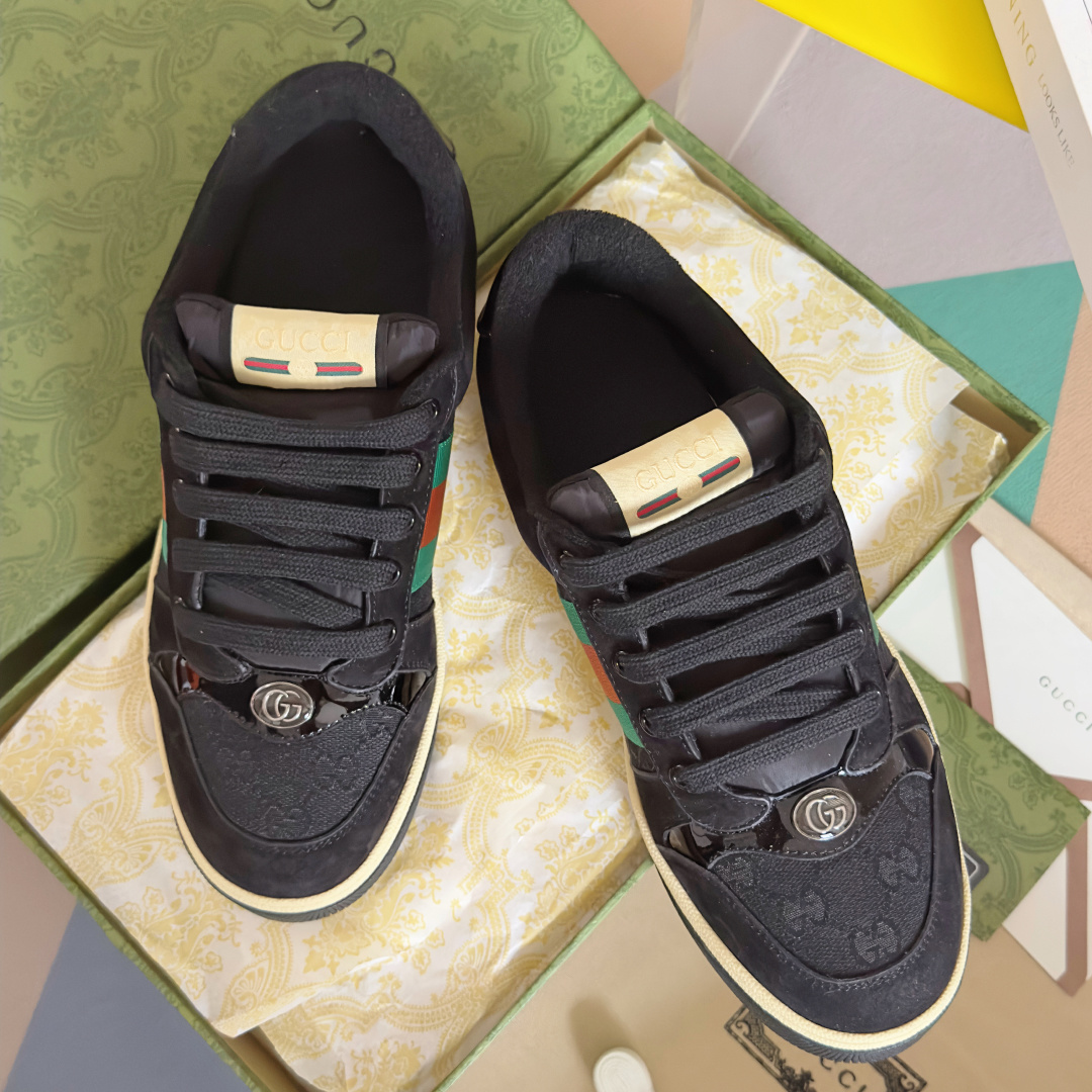 NO:615792,Top version couple model Gucci G home latest color matching small dirty shoes old dirty shoes casual sneakers Screener series sneakers are named after the defensive action in sports. This sneaker is inspired by the classic training shoes of the 1970s, decorated with side striped webbing and Gucci retro logo. The shoe body is treated to show a retro distressed effect, highlighting the fashionable sports style. Exquisite packaging at the delivery counter Fabric: original imported first-layer cowhide, original customized terry velvet lining  Original open-molded TPU outsole, sole thickness 2.5CM Size: women's 35-40/men's 39-45, casual shoes/sports shoes, gucci, gucci, gucci, sneakers, cowhide19860909顶级版本情侣款 Gucci古驰G家 最新配色 小脏鞋 做旧 脏脏鞋 休闲 运动鞋 Screener 系列运动鞋因体育运动中的防守动作而命名,这款运动鞋灵感源自 70 年代的经典训练鞋,饰以侧面条纹织带和 Gucci 复古标识,鞋身经处理后呈现复古做旧效果,彰显时尚运动风范. 配送专柜精美包装 面料:原版进口头层牛皮 内里原版定制毛巾绒里 鞋底原版开模TPU大底 底厚2.5CM Size:女款35-40 /男款39-45,休闲鞋/运动鞋,gucci,gucci,gucci,sneakers,cowhide,Women's Shoes