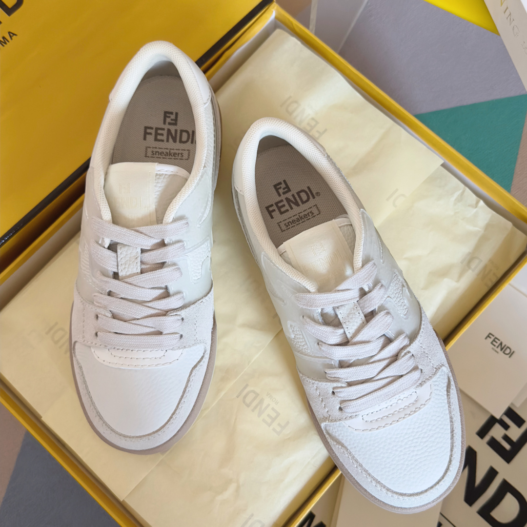 NO:616246,Top version of couple's model Fendi Fendi match capsule series couple's model casual sports shoes sneakers original purchase development and production designer Kim Jones's first sports shoe fendi match and LV's Trainer basketball sneakers. The shoe shape is similar, with the addition of FF retro design. The upper is made of suede and leather splicing. The double F logo on the side is lined with terry velvet. The upper foot is super soft, light and comfortable to match with a sweater. It has a full sense of youth.  Comes with exquisite packaging at the counter. The fabric is original and customized imported first-layer cowhide. The lining is imported custom breathable mesh. The sole is original molded TPU two-color combination sole. Sole thickness 3CM. Size: women's 35-41 / men's 38-45, casual shoes/sports shoes, fendi, fendi, louis vuitton, louis vuitton, sneakers, hoodie, sweatshirts, cowhide, chamois leather19860909顶级版本情侣款 Fendi芬迪match胶囊系列 情侣款 休闲 运动鞋 板鞋 原版购入开发 做货 设计师Kim Jones打造的首款运动鞋fendi match 和LV驴牌的Trainer篮球运动鞋 鞋型差不多 添加了FF复古的设计 鞋面采用麂皮和皮革拼接组合 侧面凸起的双F logo内里采用毛巾绒里 上脚超级柔软 轻便 舒适搭配卫衣 少年感满满 配合送专柜精美包装 面料原版定制进口头层牛皮 内里进口定制透气网里 鞋底原版开模TPU双色组合底 底厚3CM Size: 女款35-41 / 男款38-45,休闲鞋/运动鞋,fendi,fendi,louis vuitton,louis vuitton,sneakers,hoodie,sweatshirts,cowhide,chamois leather,Women's Shoes