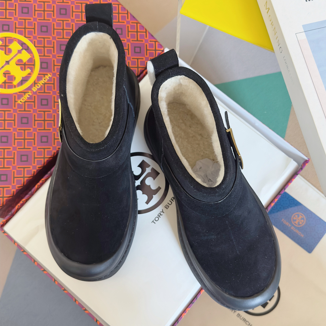 NO:616243,Top version of women's model Tory Burch Mellow series, fur-integrated, thick-soled snow boots, Mellow, the outer boot upper is made of selected leather, Mellow boots are warm and comfortable, with rubber thick soles, the heel height is just right, practical and durable, ideal for cold winters. Equipped with decorative buckles and back pull-tab shoe handles. Exquisite packaging at the delivery counter. Fabric: Original custom-made imported first-layer cowhide. Custom-made imported fur-integrated lining. Original open-molded EVA + rubber material for soles.  Bottom thickness 4.5CM Size: Women's 35-39, snow boots, burberry, boots, cowhide19860909顶级版本女款 Tory Burch汤丽柏琦 Mellow系列 皮毛一体 厚底 雪地靴 Mellow 外侧靴面精选皮革,Mellow 靴子保暖舒适,搭配橡胶厚底,鞋跟高度恰到好处,实用耐穿,是寒冷冬季的理想之选.配有装饰性搭扣和后帮拉环鞋提 配送专柜精美包装 面料:原版定制进口头层牛皮 内里定制进口皮毛一体 鞋底原版开模EVA+橡胶材质 底厚4.5CM Size : 女款35-39,雪地靴,burberry,boots,cowhide,Women's Shoes