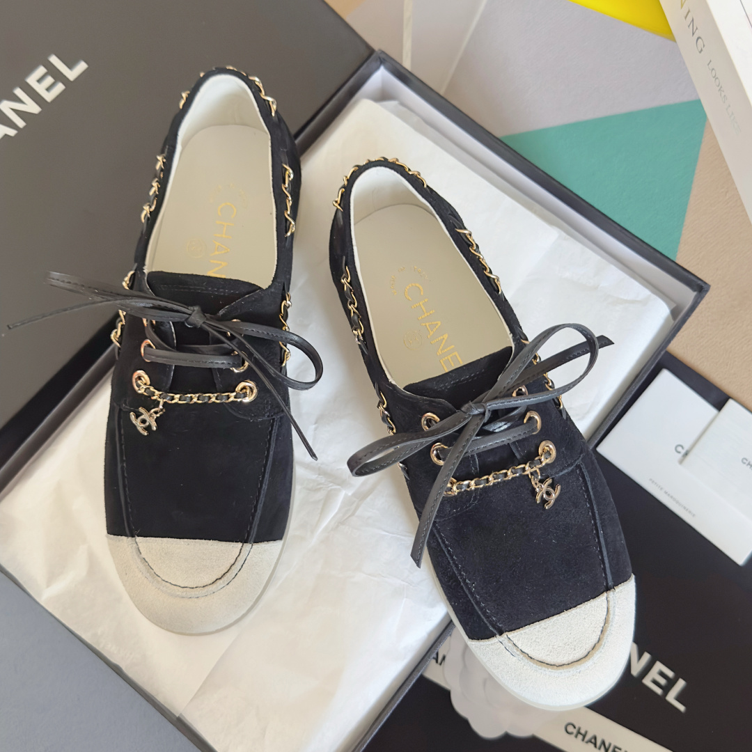 NO:616237,Top version of Chanel Chanel for women, the latest 26C chain, color matching, suede loafers, original purchase and development, production, Xiaoxiang C Home, another super hot model in the counter, the love of Internet celebrity bloggers and ladies, various praises on social platforms, super popular, high texture, breathable, super spring and summer, seeing this issue always arouses the inner desire of fashion among girls. The latest suede material, classic black and white color, full of fashionable feeling on the feet, easy to take care of  Exquisite packaging at the delivery counter. Fabric: Original customized imported first-layer cowhide. Customized imported sheepskin lining. Original molded non-slip rubber sole. Bottom thickness 2CM. Size: Women's 35-40 (can be customized 41, casual shoes/sports shoes, chanel, chanel, chanel, loafers, sneakers, cowhide, sheepskin, chamois leather).19860909顶级版本女款 Chanel香奈儿 最新26C 链条 拼色 麂皮 乐福鞋 原版购入开发 做货 小香 C家 专柜又一超级大爆款,网红博主小姐姐们的挚爱,社交平台的各种夸赞,人气超高质感透气超级春夏,看到这期总能唤起少女内心对时髦的诉求 最新麂皮材质 经典黑白配色 上脚时髦感十足 容易打理 配送专柜精美包装 面料:原版定制进口头层牛皮 内里定制进口羊皮里 鞋底原版开模防滑橡胶材质 底厚2CM Size : 女款35-40（可定制41,休闲鞋/运动鞋,chanel,chanel,chanel,loafers,sneakers,cowhide,sheepskin,chamois leather,Women's Shoes